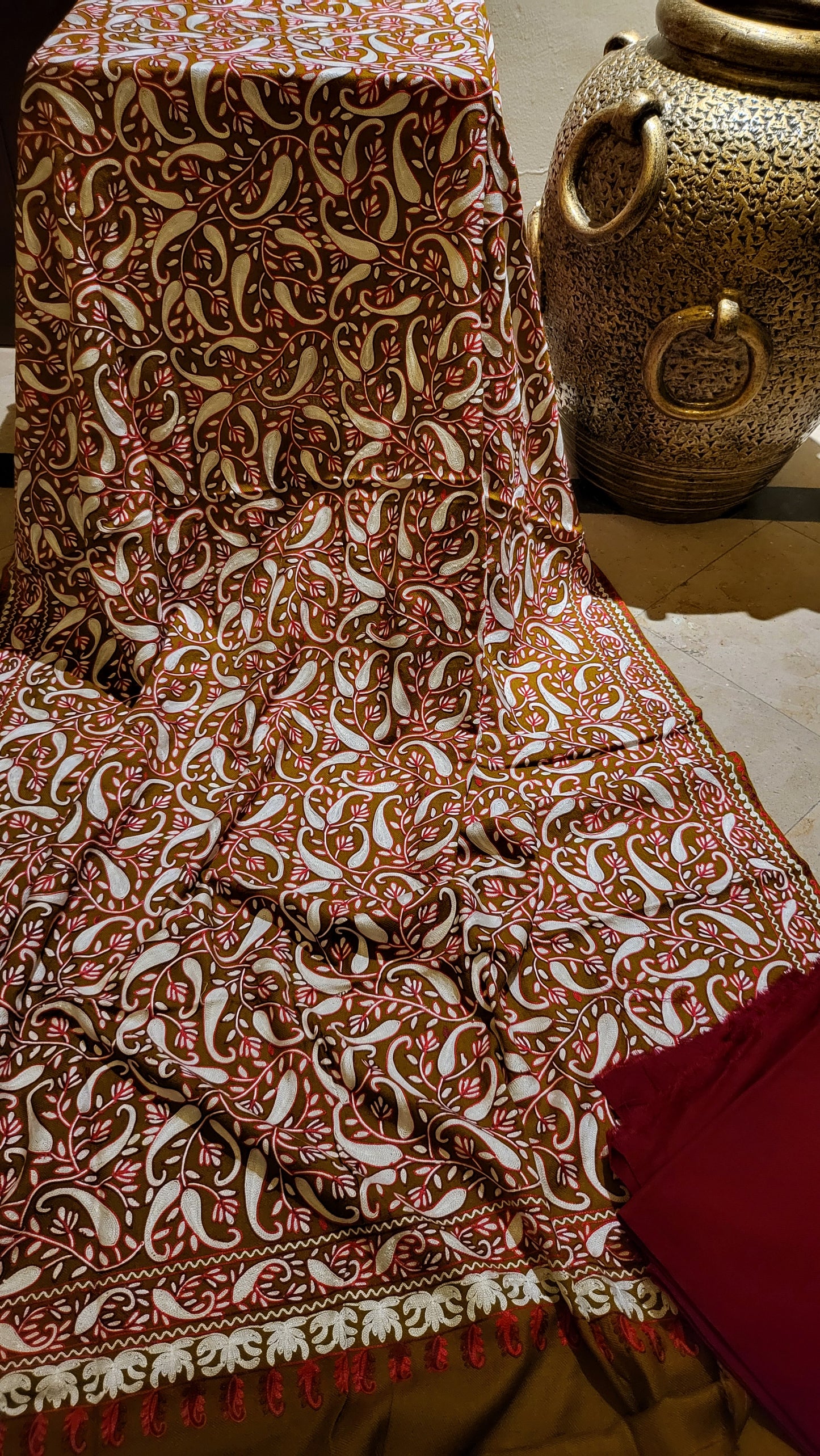 Jama shawl : Embroidered