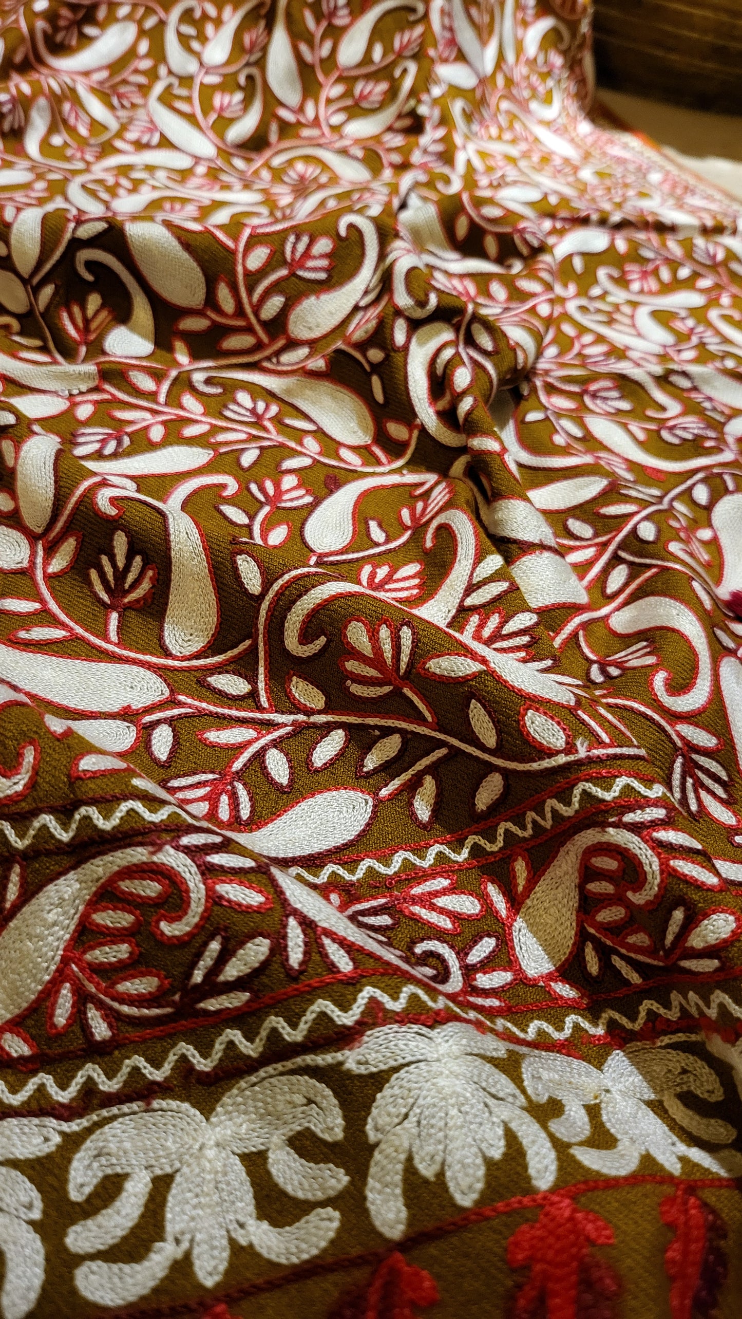 Jama shawl : Embroidered