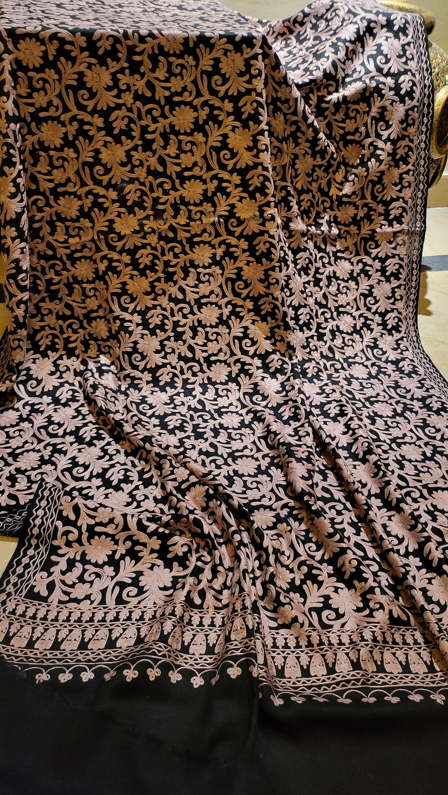Black affair : Embroidered pashmina shawl