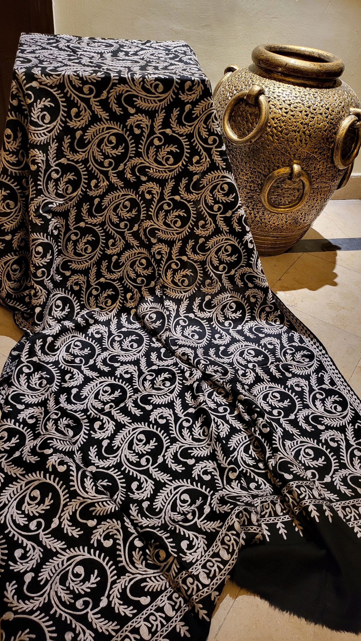 Black affair : Embroidered shawl