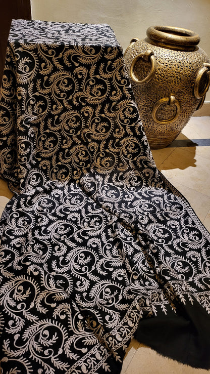 Black affair : Embroidered shawl