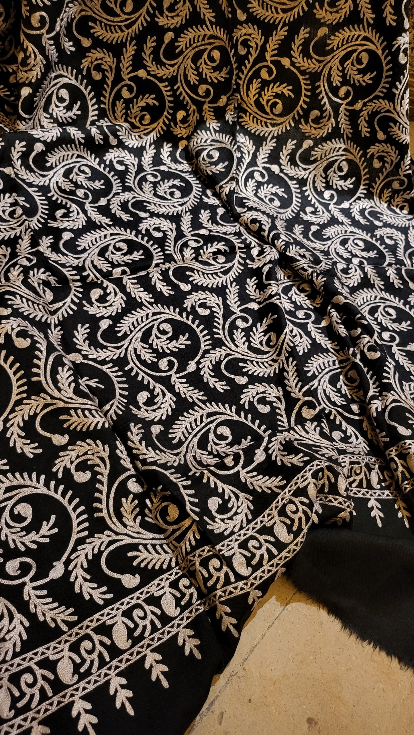 Black affair : Embroidered shawl