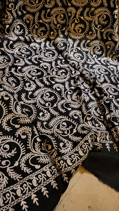 Black affair : Embroidered shawl