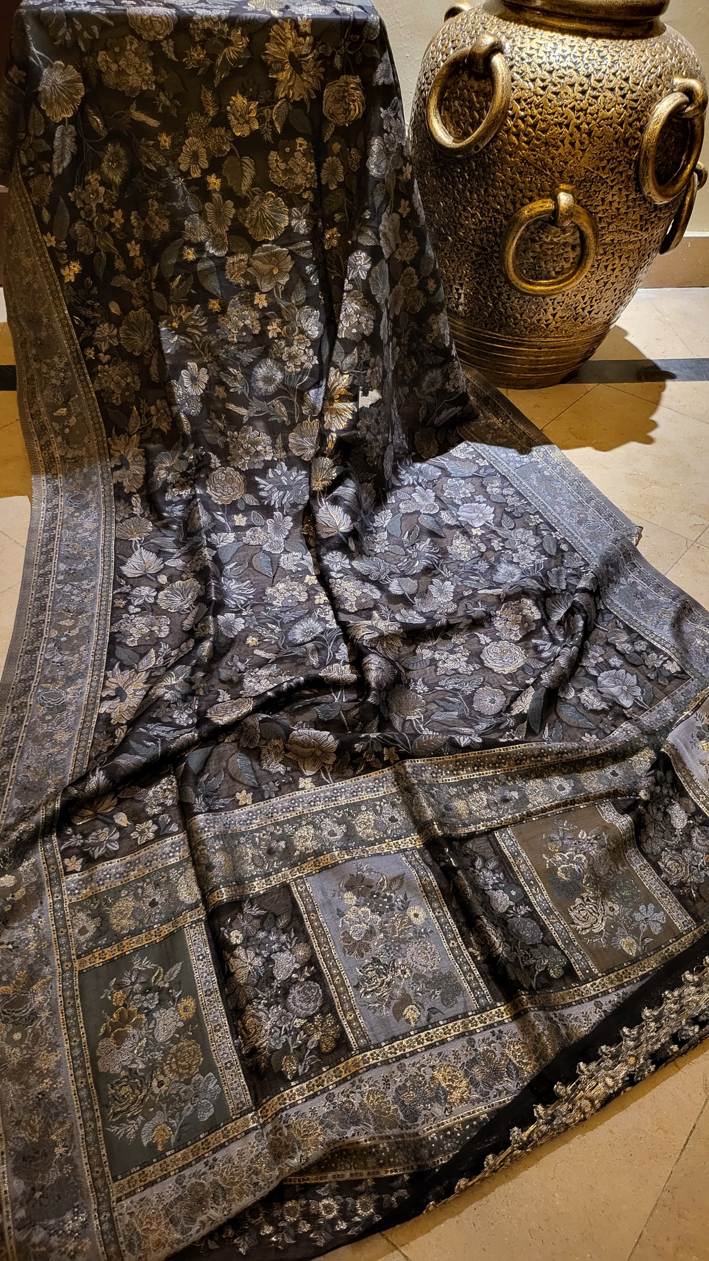 Black and gold : silk kanni