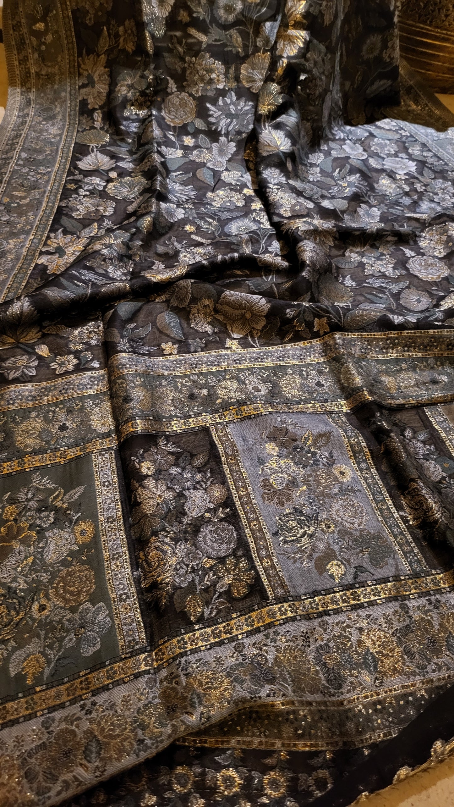 Black and gold : silk kanni