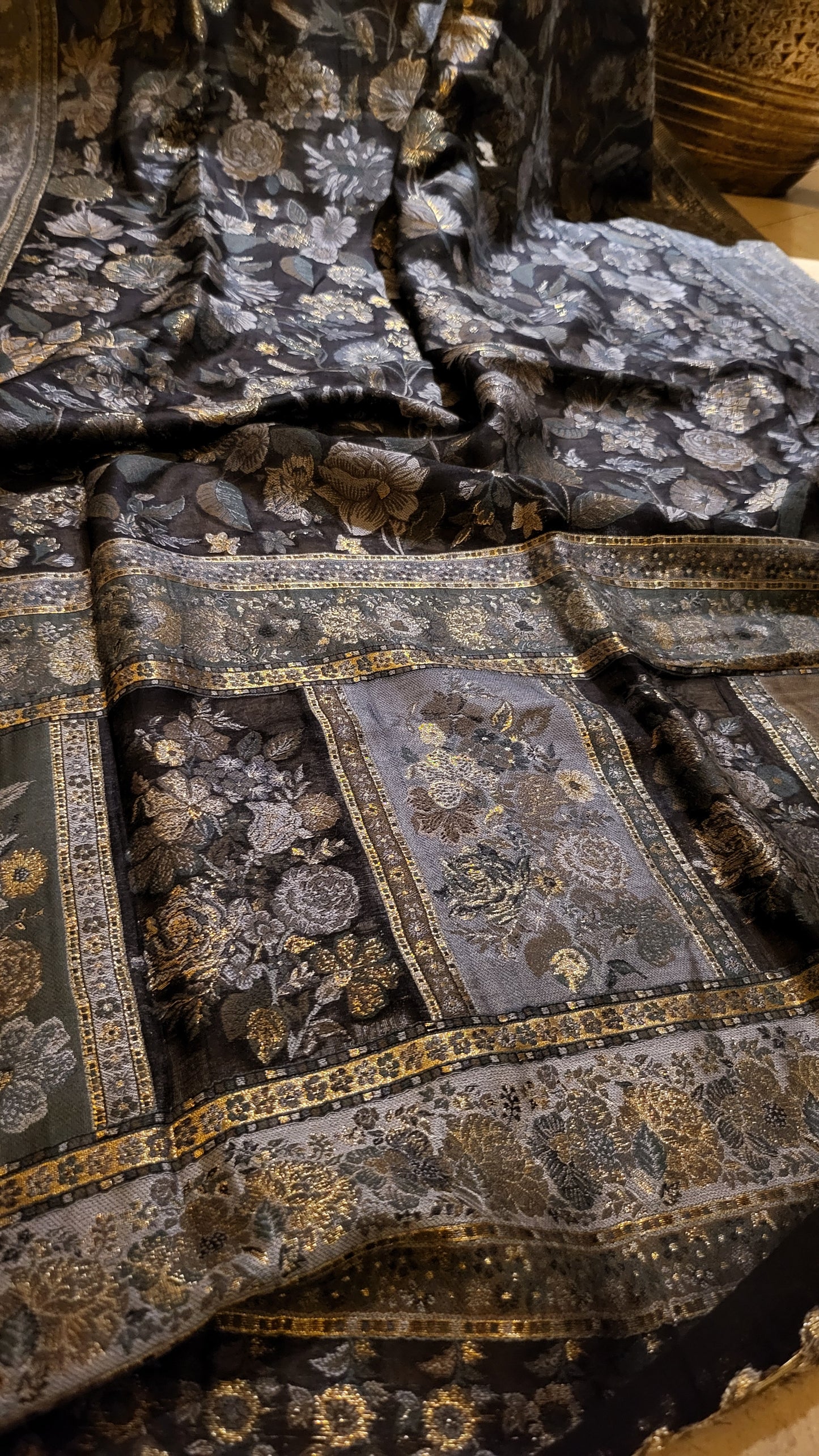 Black and gold : silk kanni