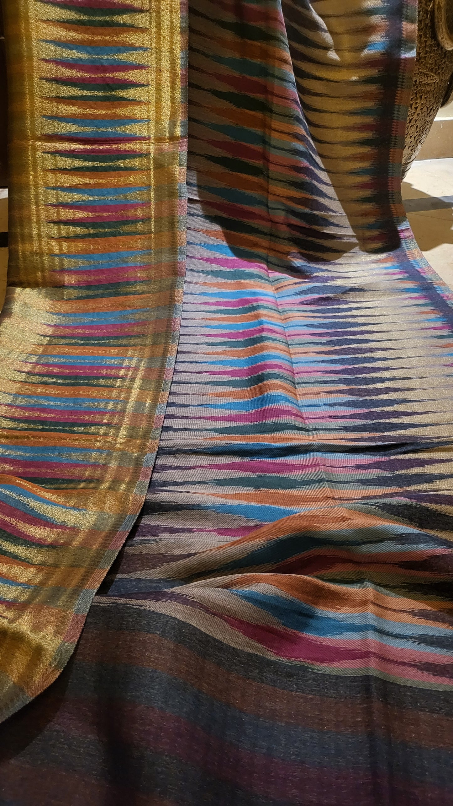 Ikkat : pashmina shawl