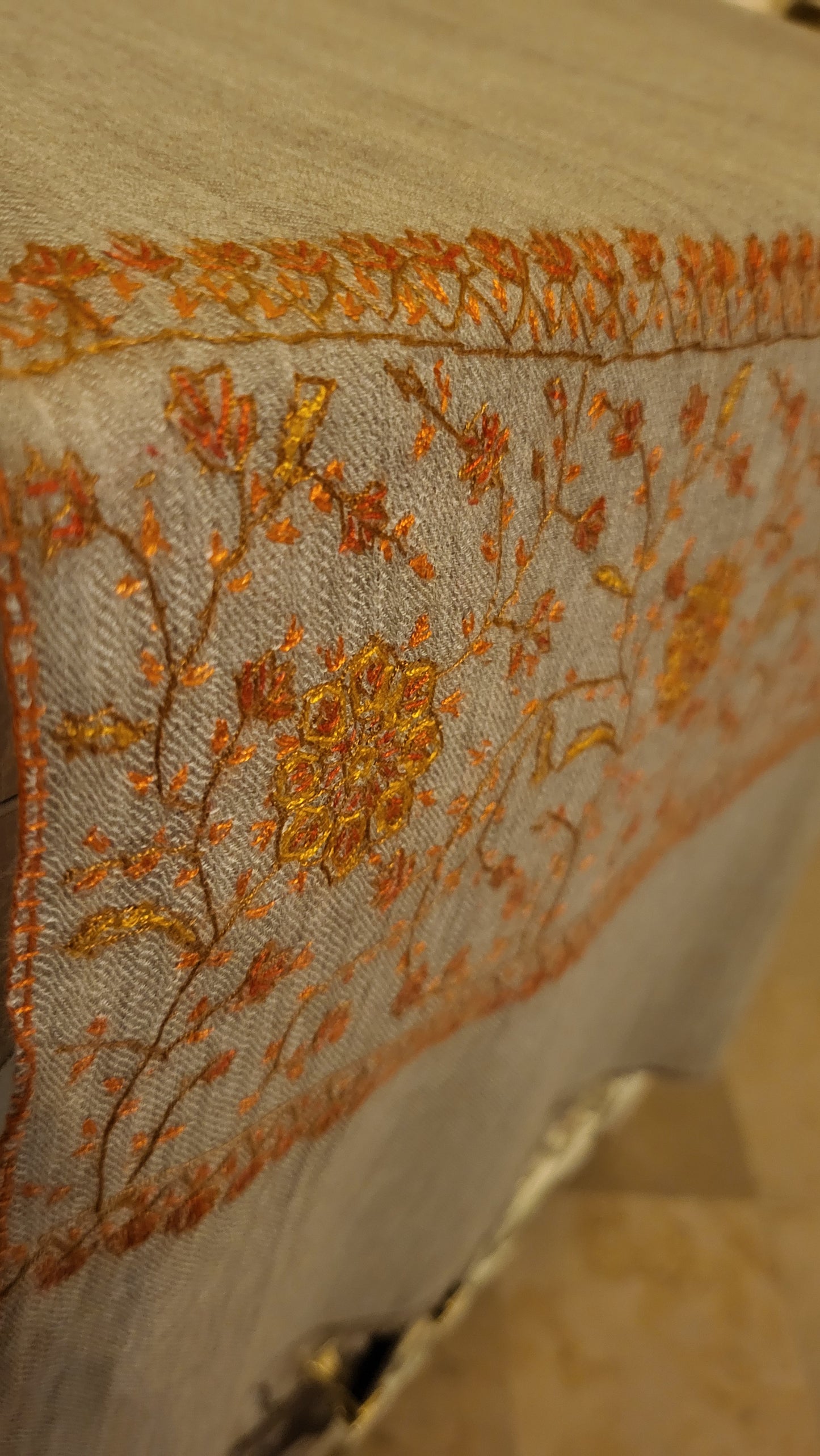 Neutral : Toosh mini shawl