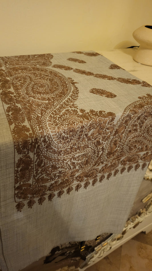 Toosh mini shawl : Resham Embroidered