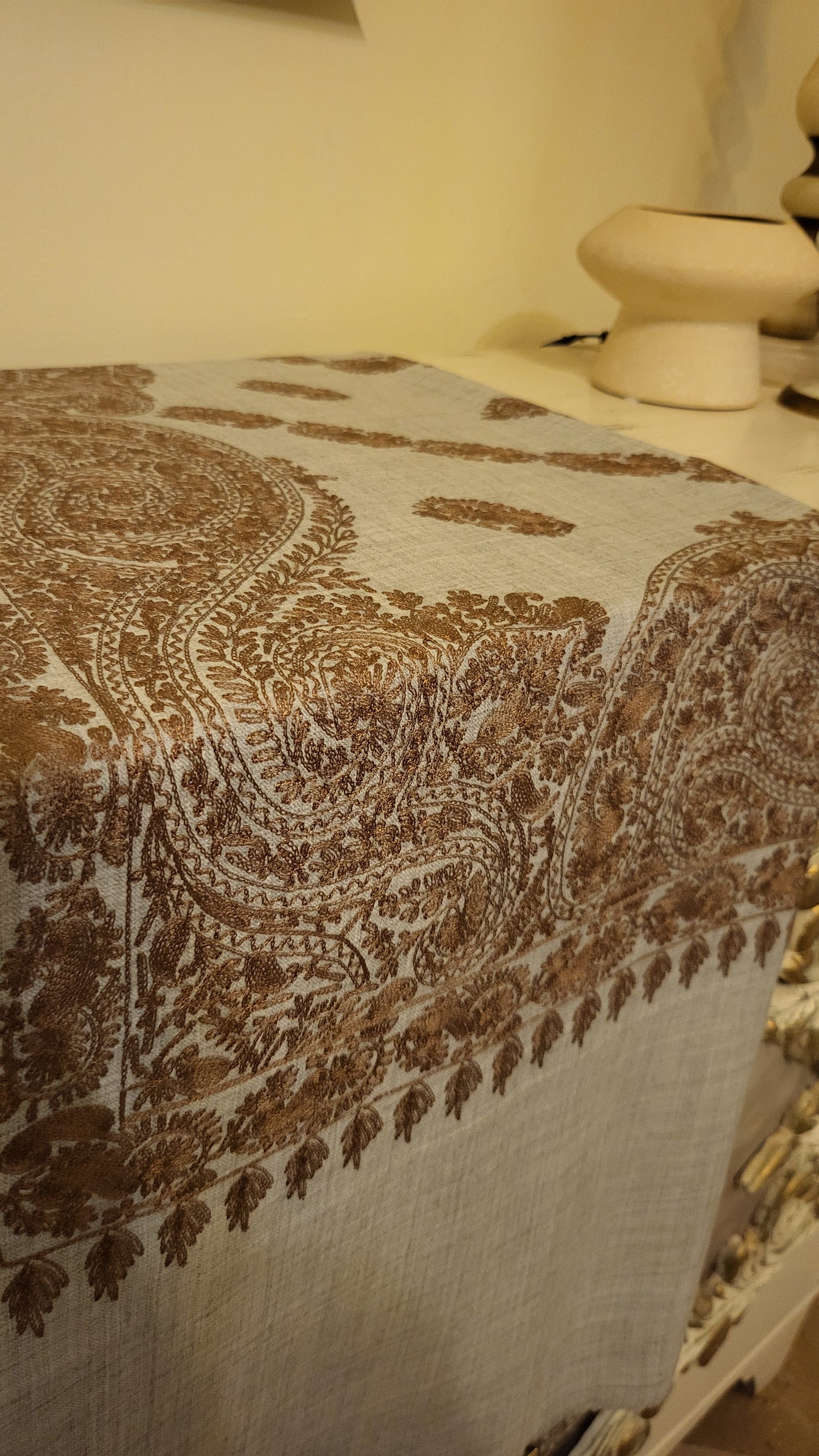 Toosh mini shawl : Resham Embroidered