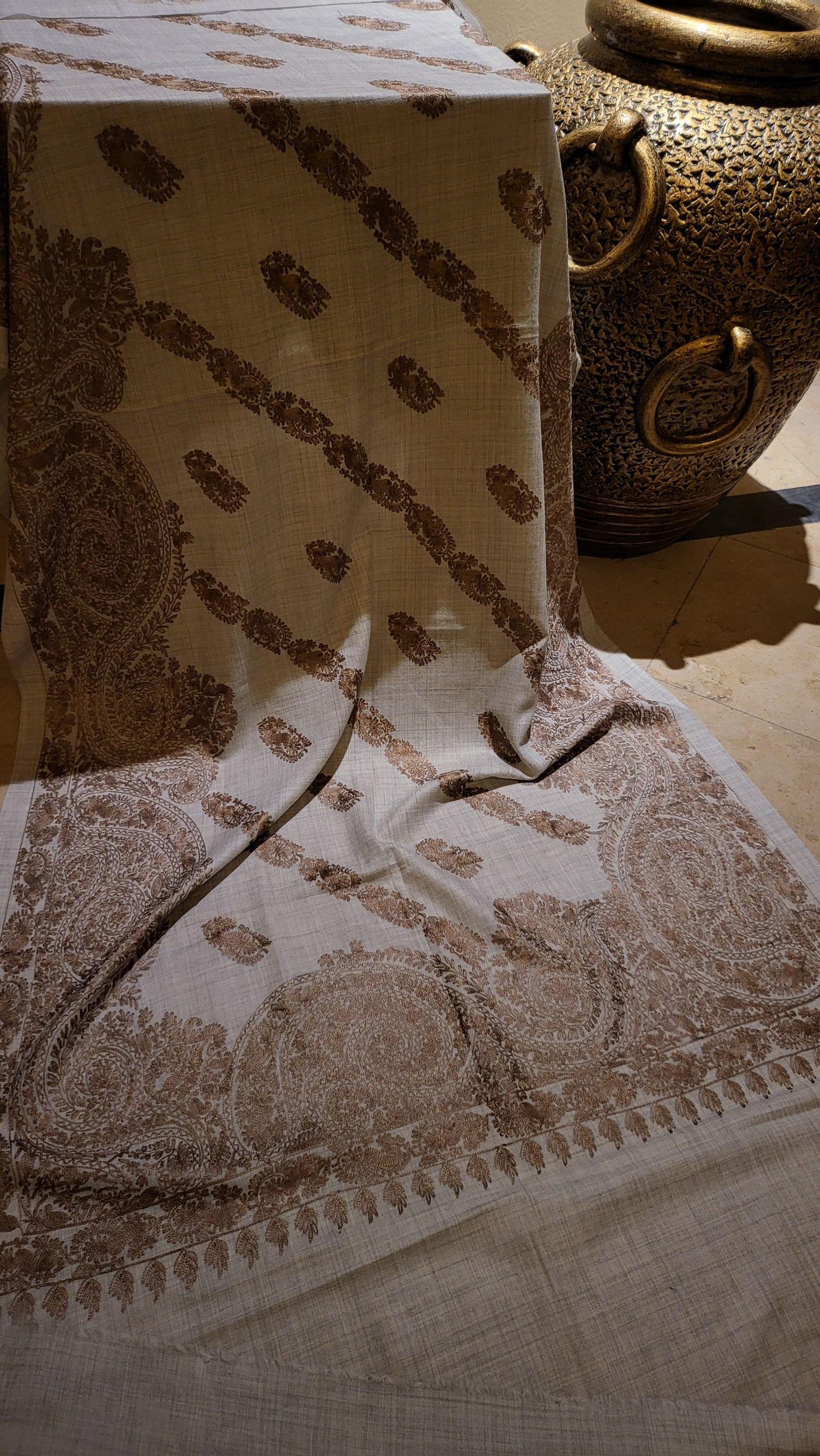 Toosh mini shawl : Resham Embroidered