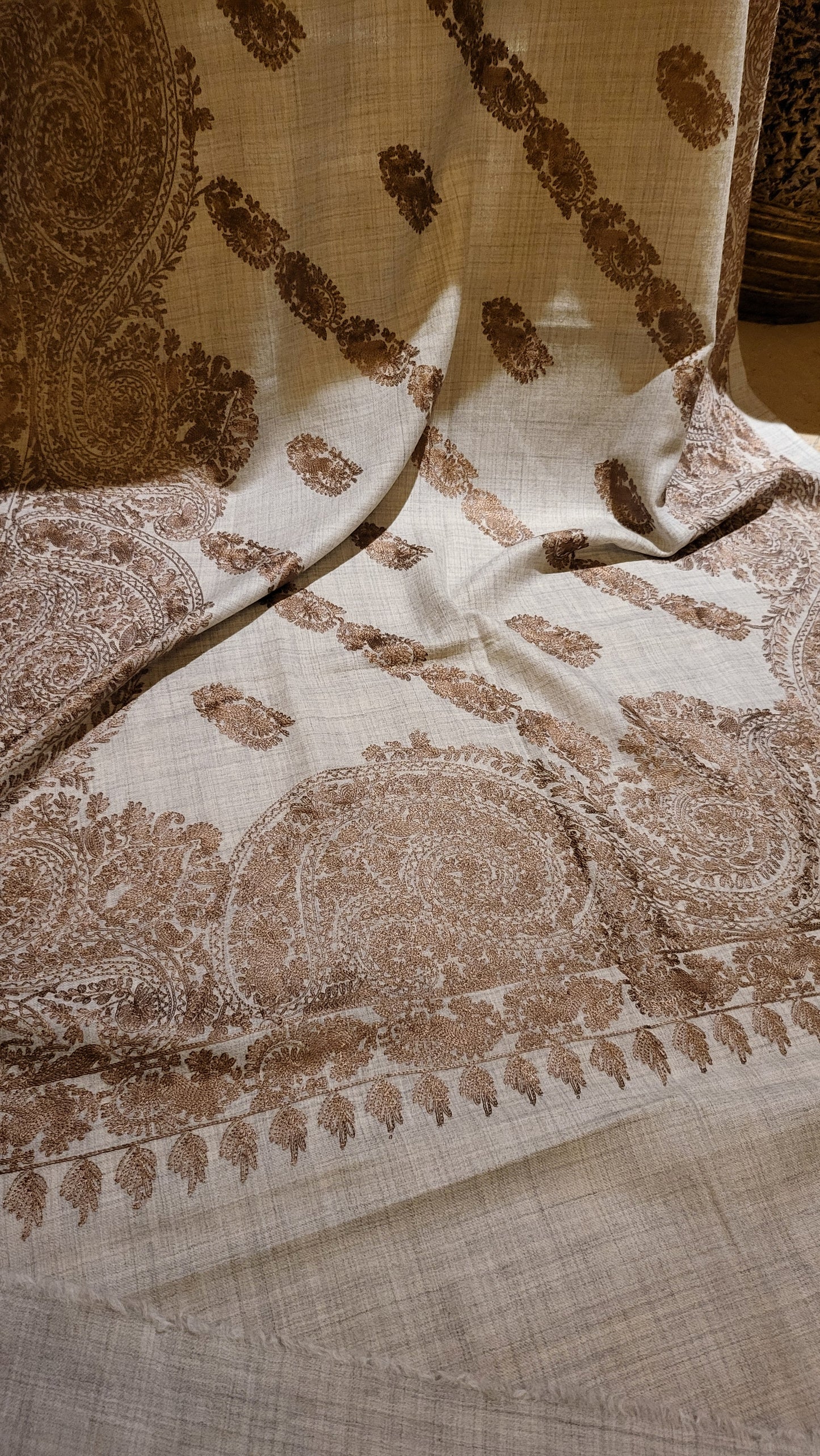 Toosh mini shawl : Resham Embroidered