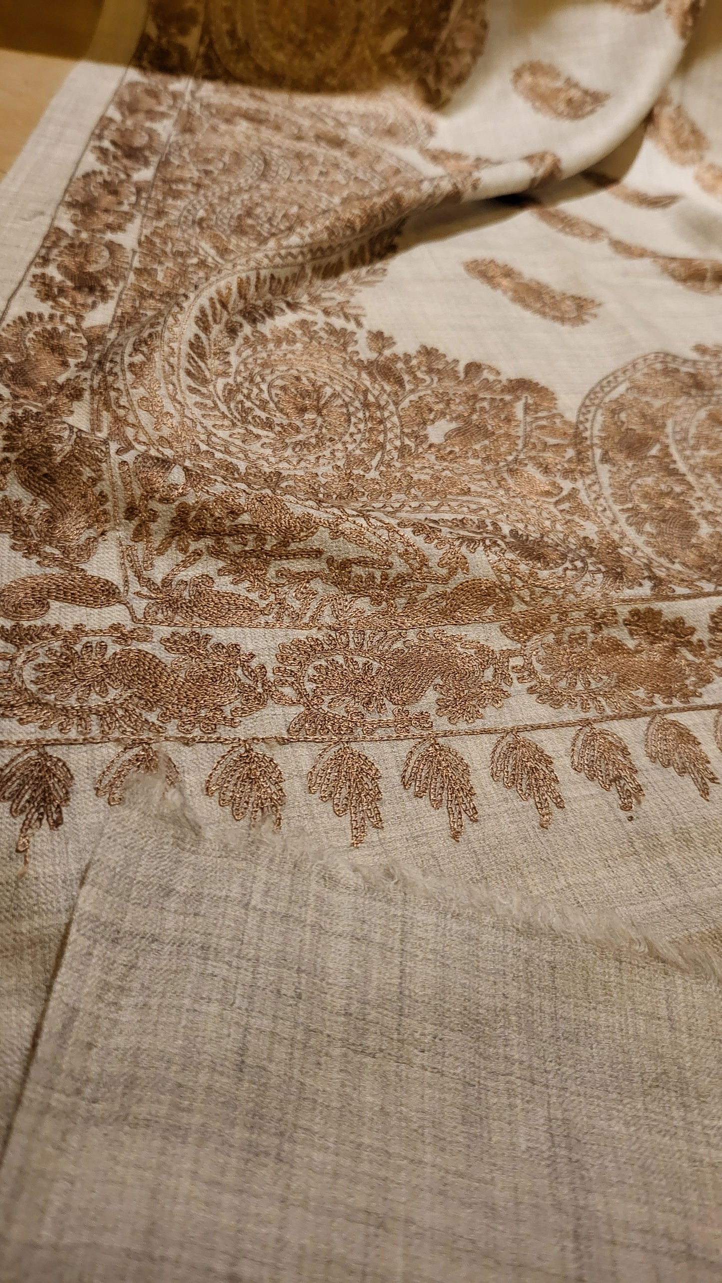 Toosh mini shawl : Resham Embroidered