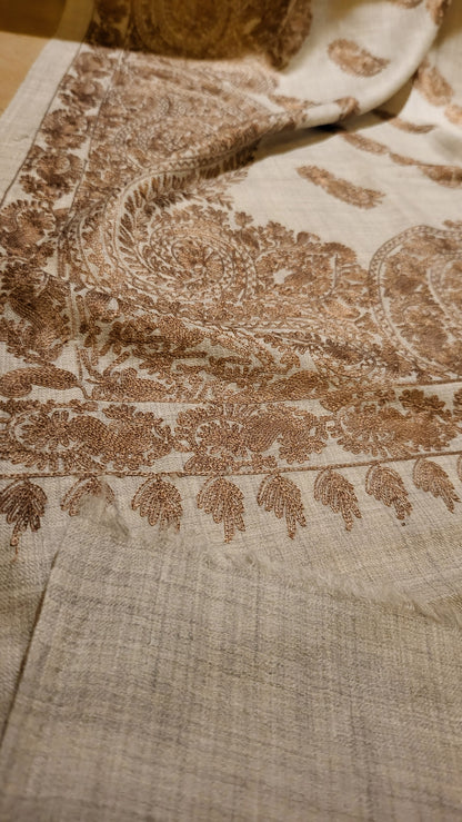 Toosh mini shawl : Resham Embroidered
