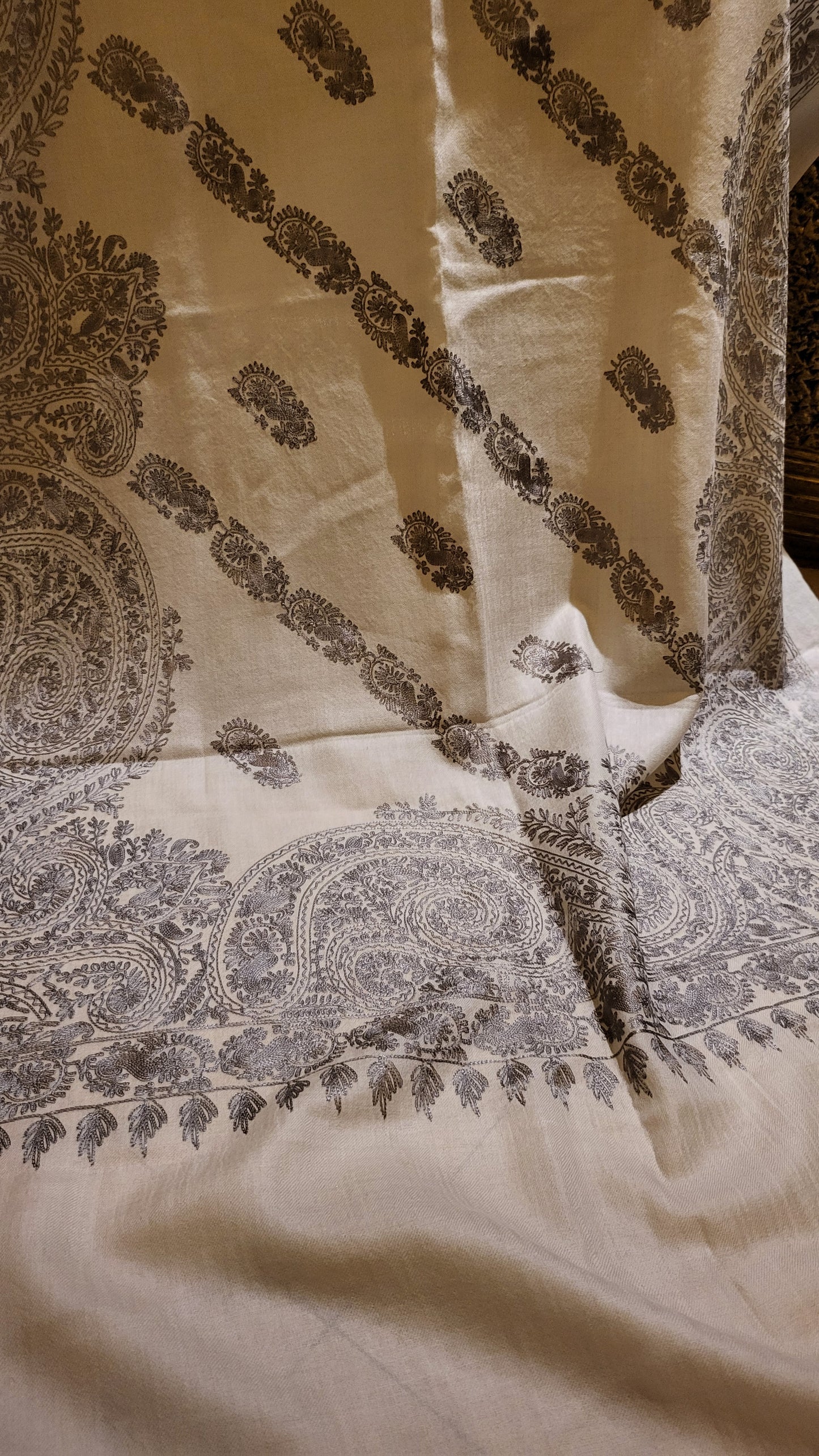 Toosh Minishawl : Resham Embroidered