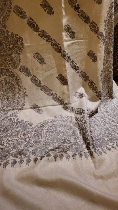 Toosh Minishawl : Resham Embroidered