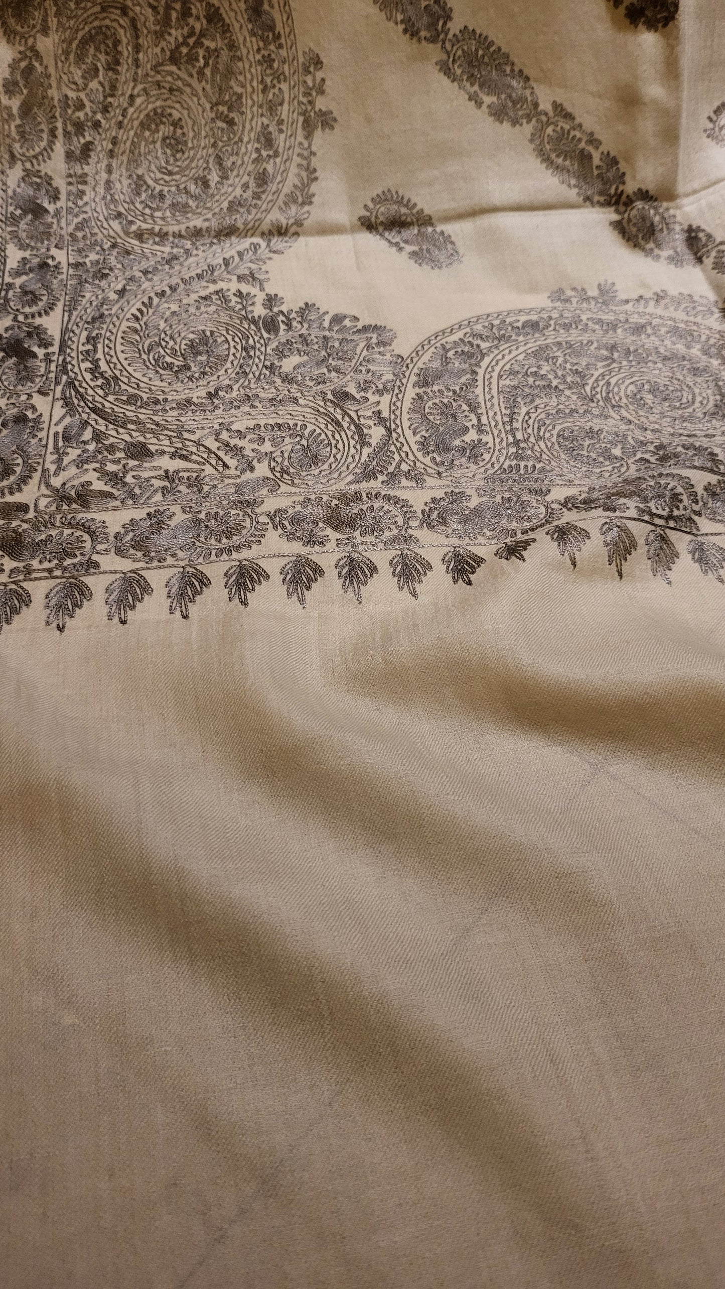 Toosh Minishawl : Resham Embroidered