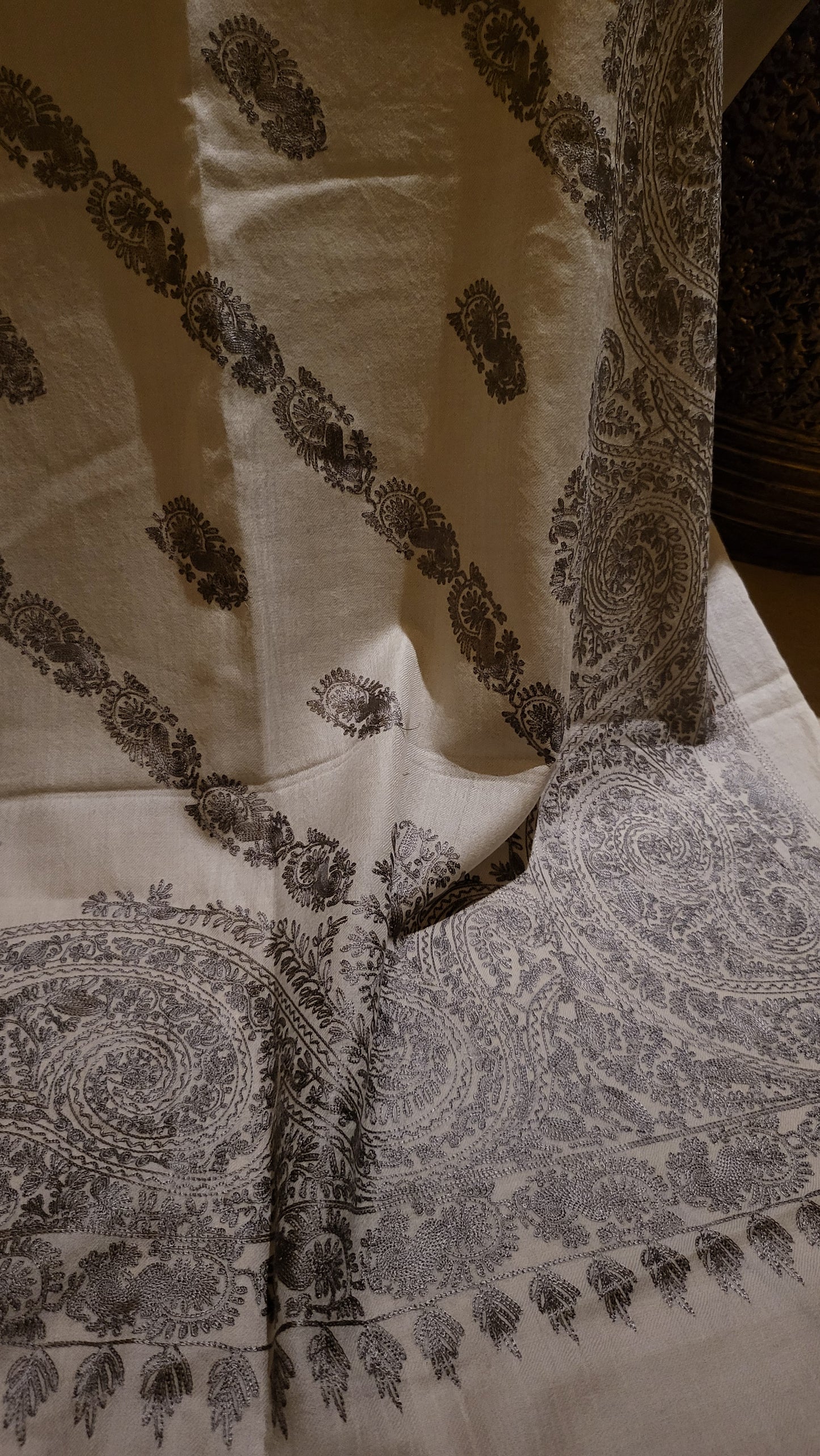 Toosh Minishawl : Resham Embroidered