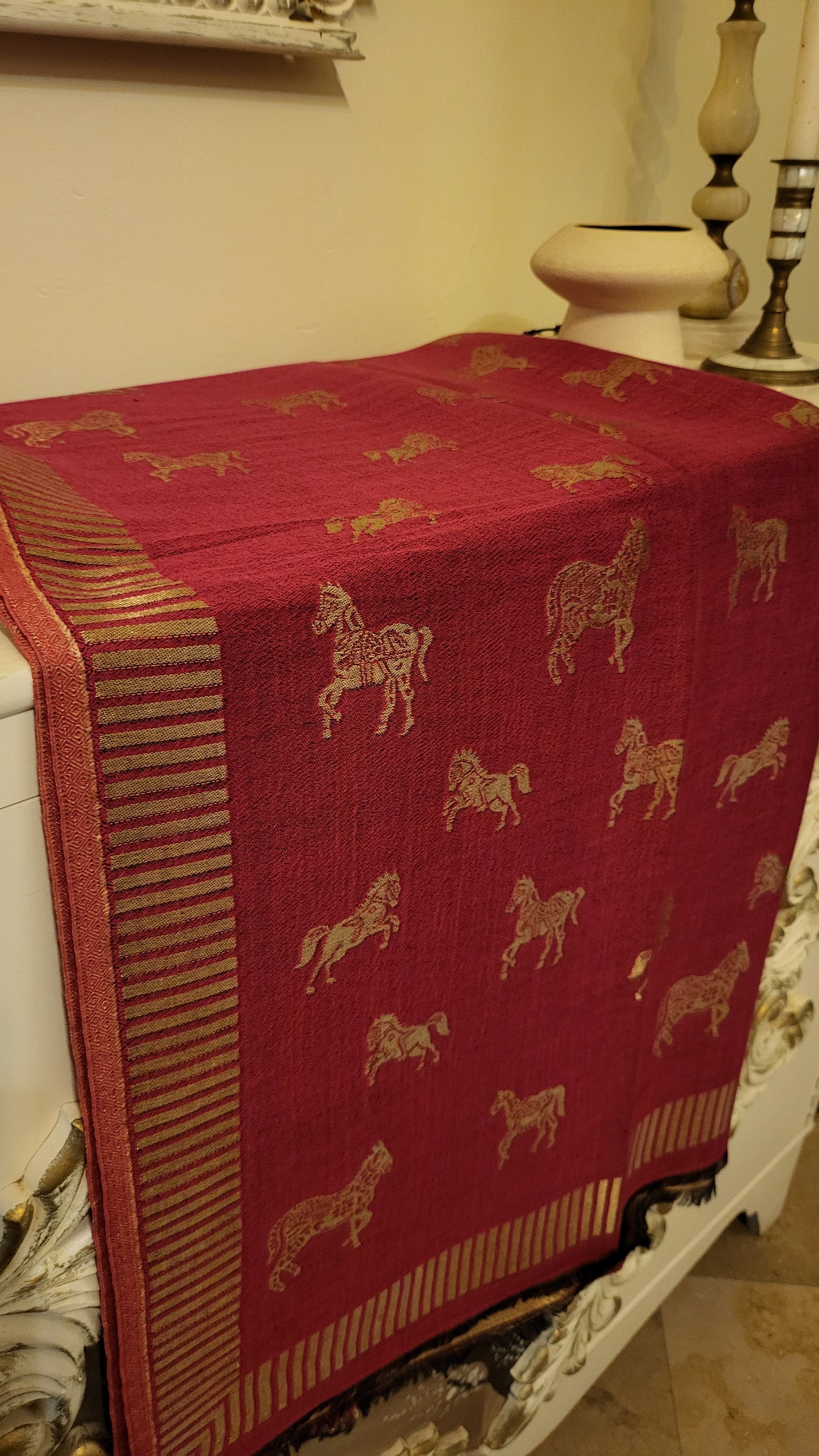 Horse in kanni : shawl