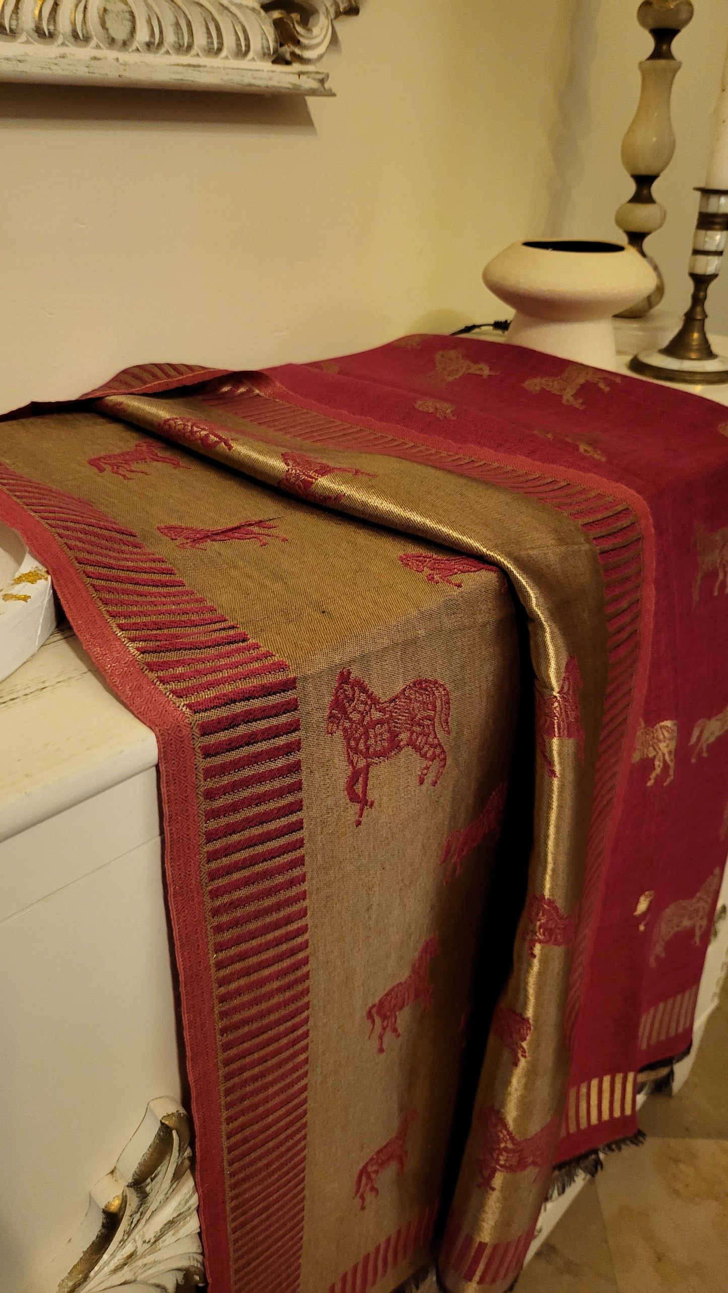 Horse in kanni : shawl