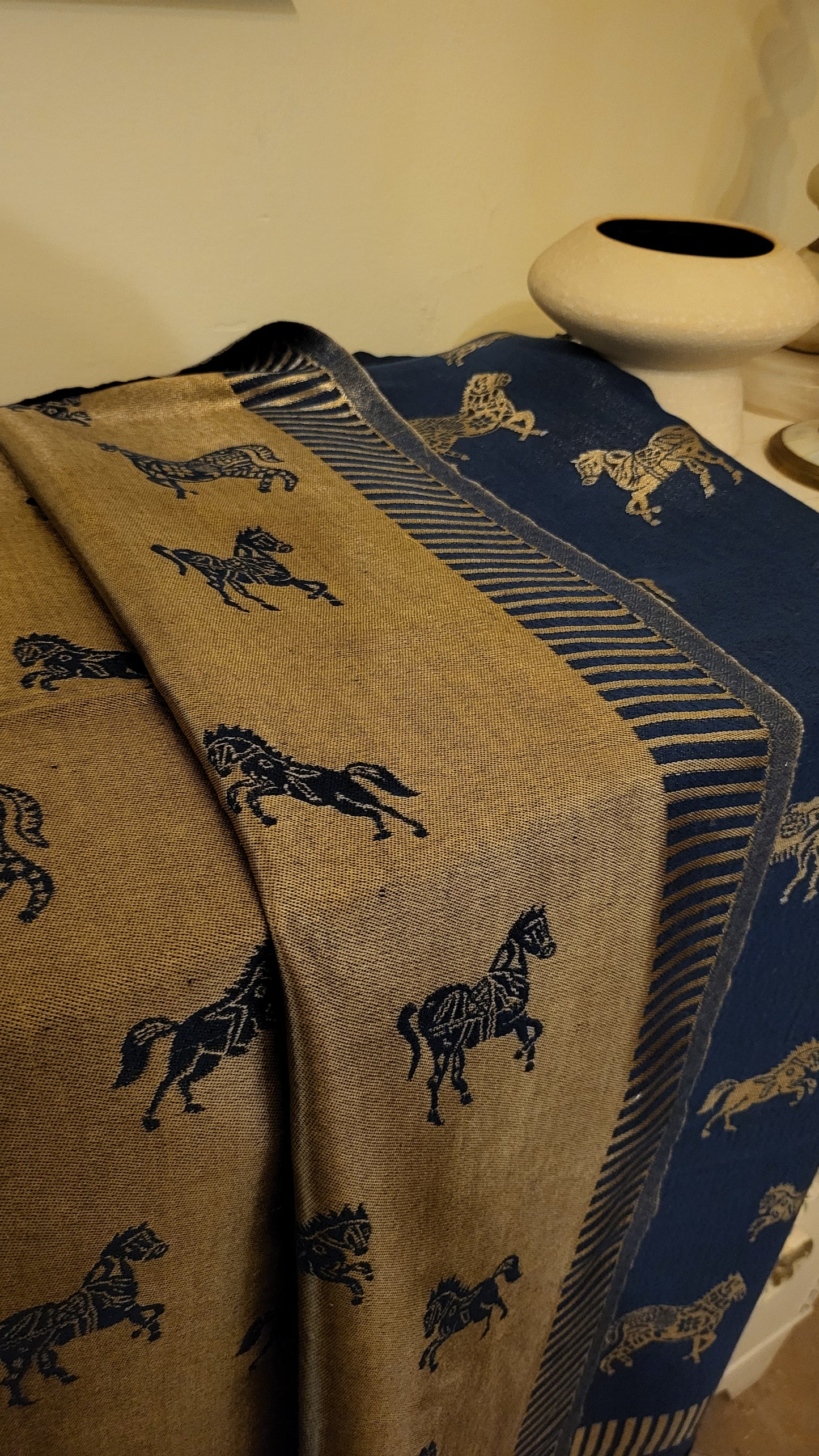 Horse in kanni : shawl