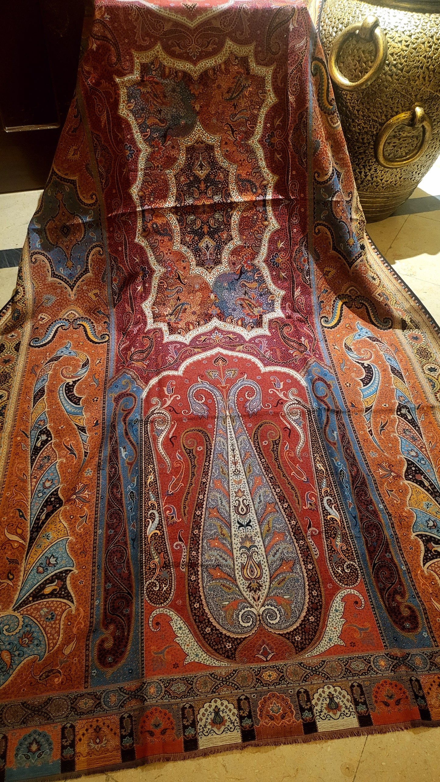 Black beauty : Kanni shawl