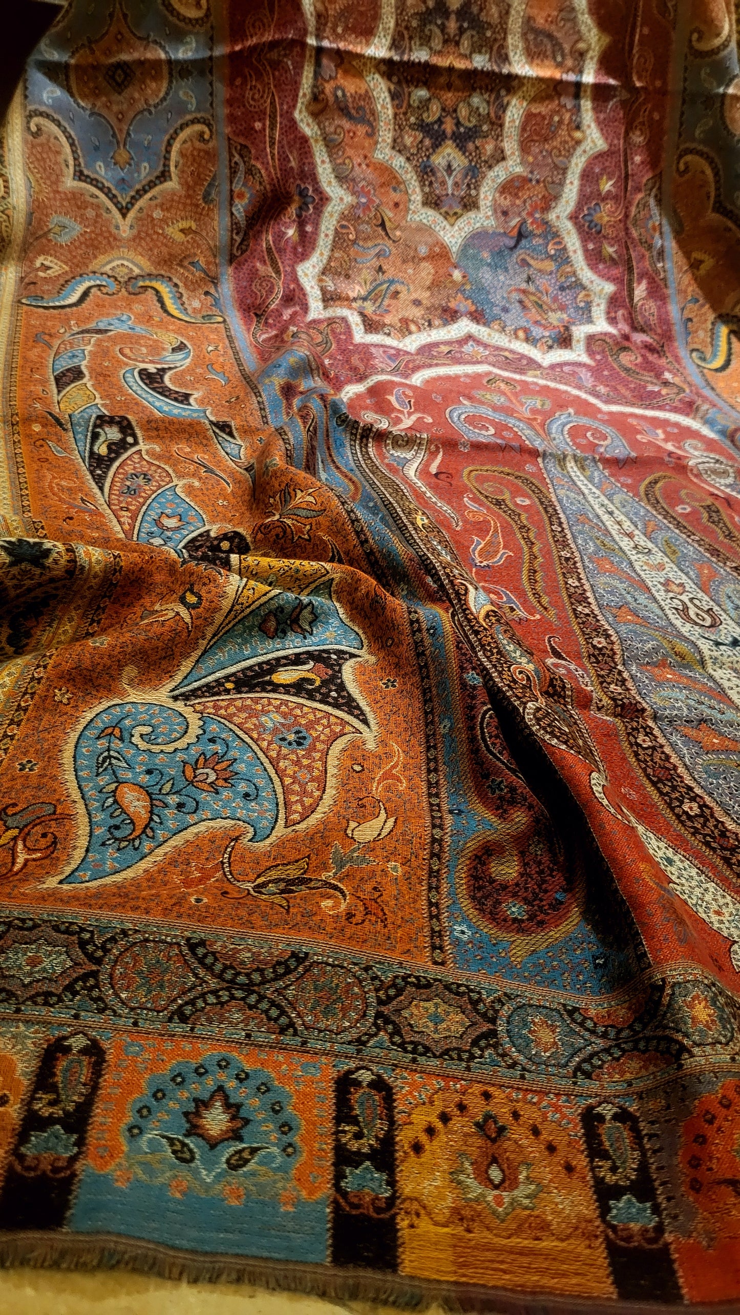 Black beauty : Kanni shawl