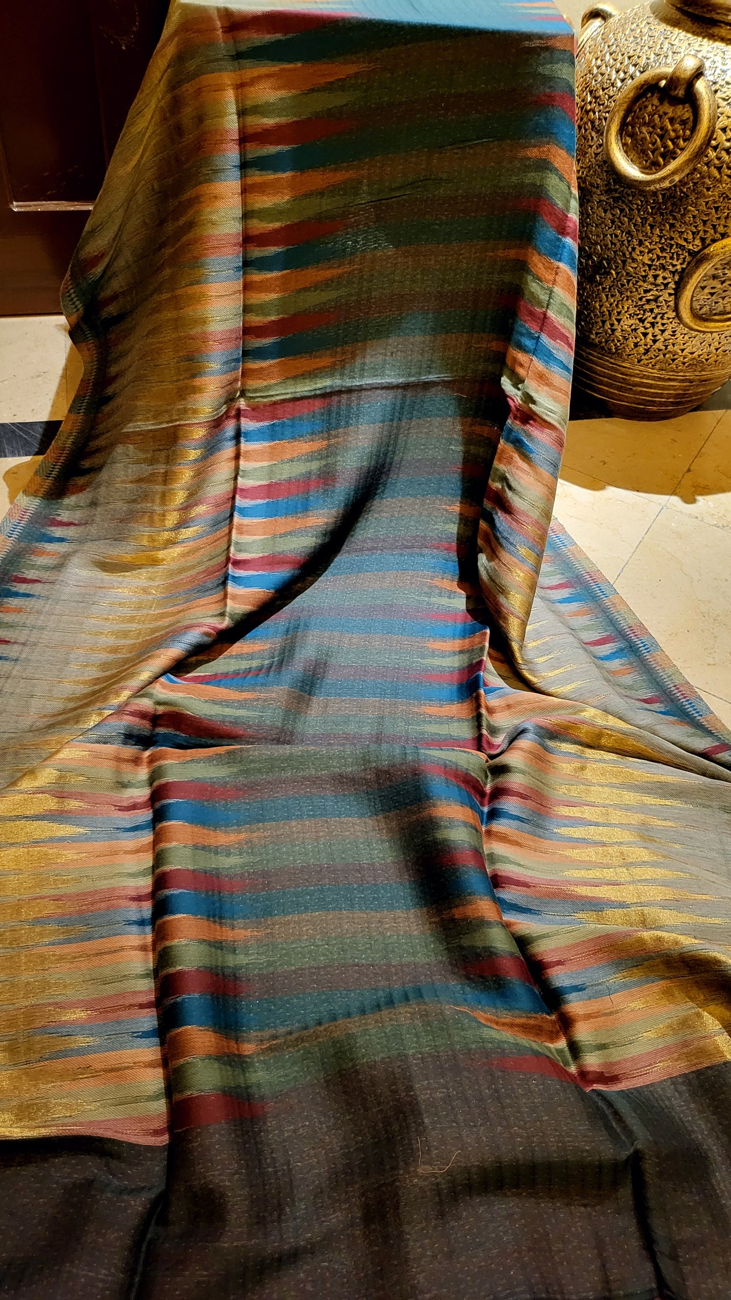 Ikkat kanni : Reversible shawl