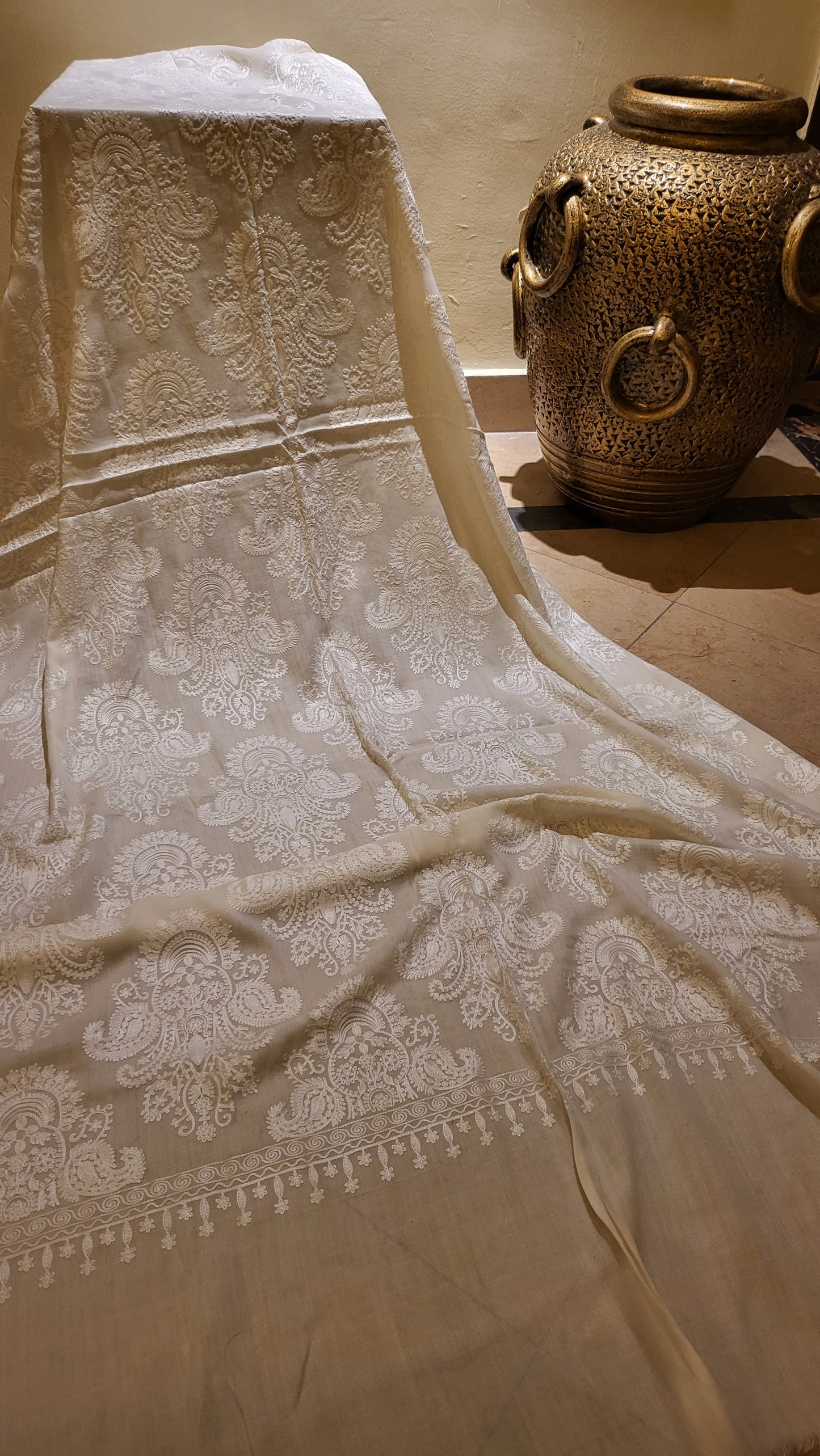 Embroidered shawl : pashmina