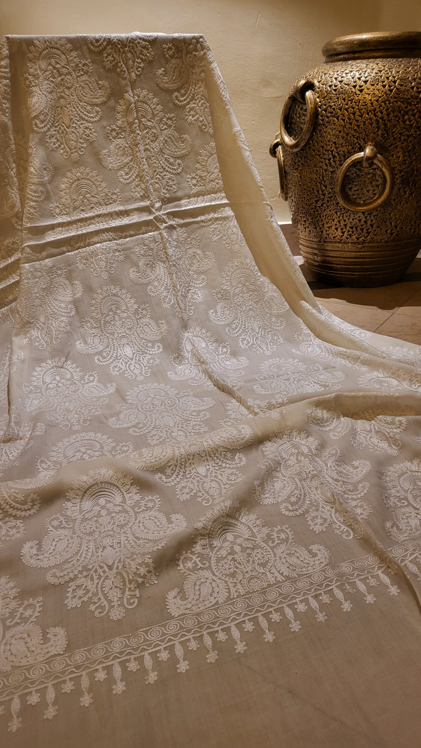 Embroidered shawl : pashmina
