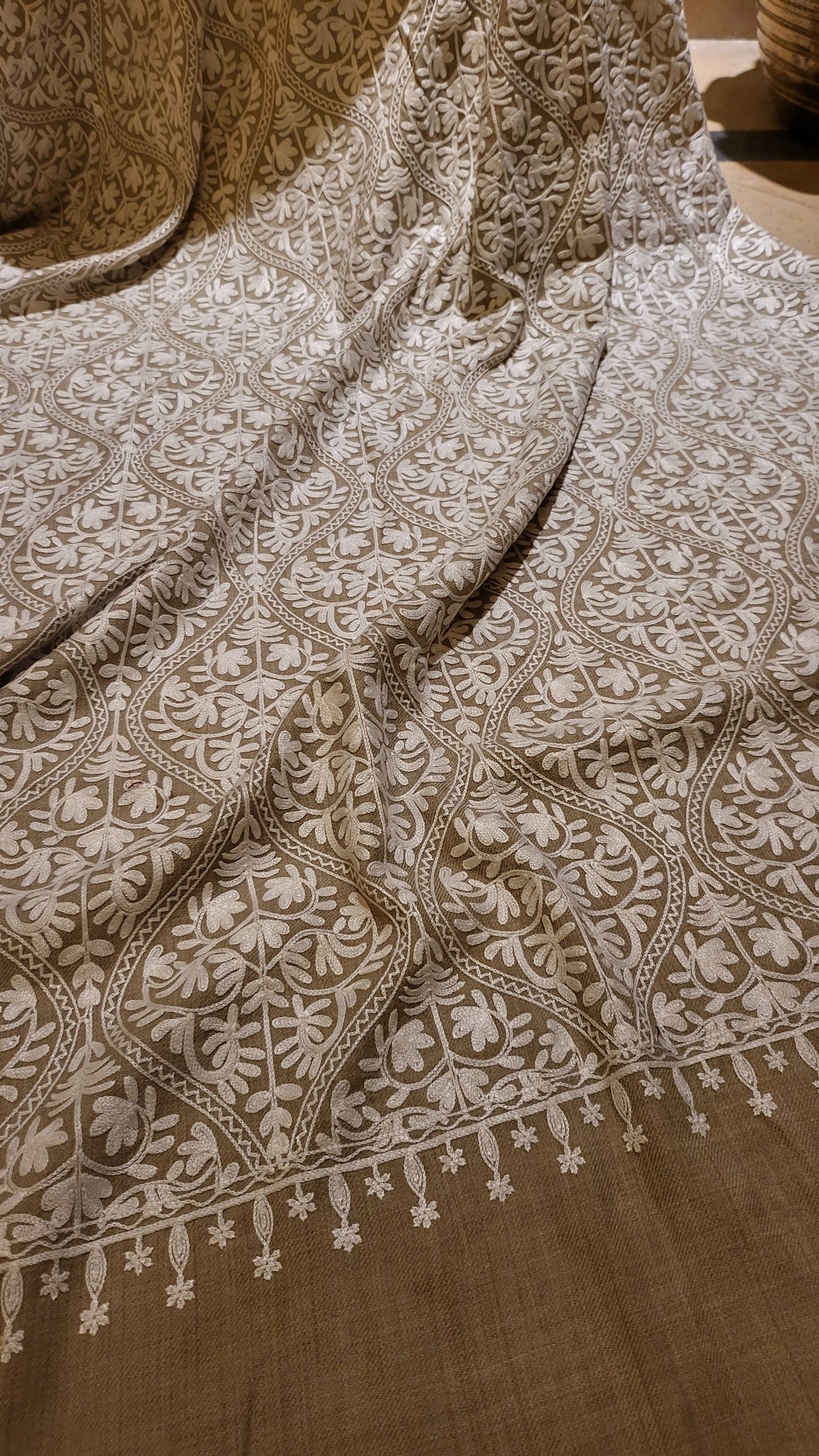 Embroidered shawl : pashmina