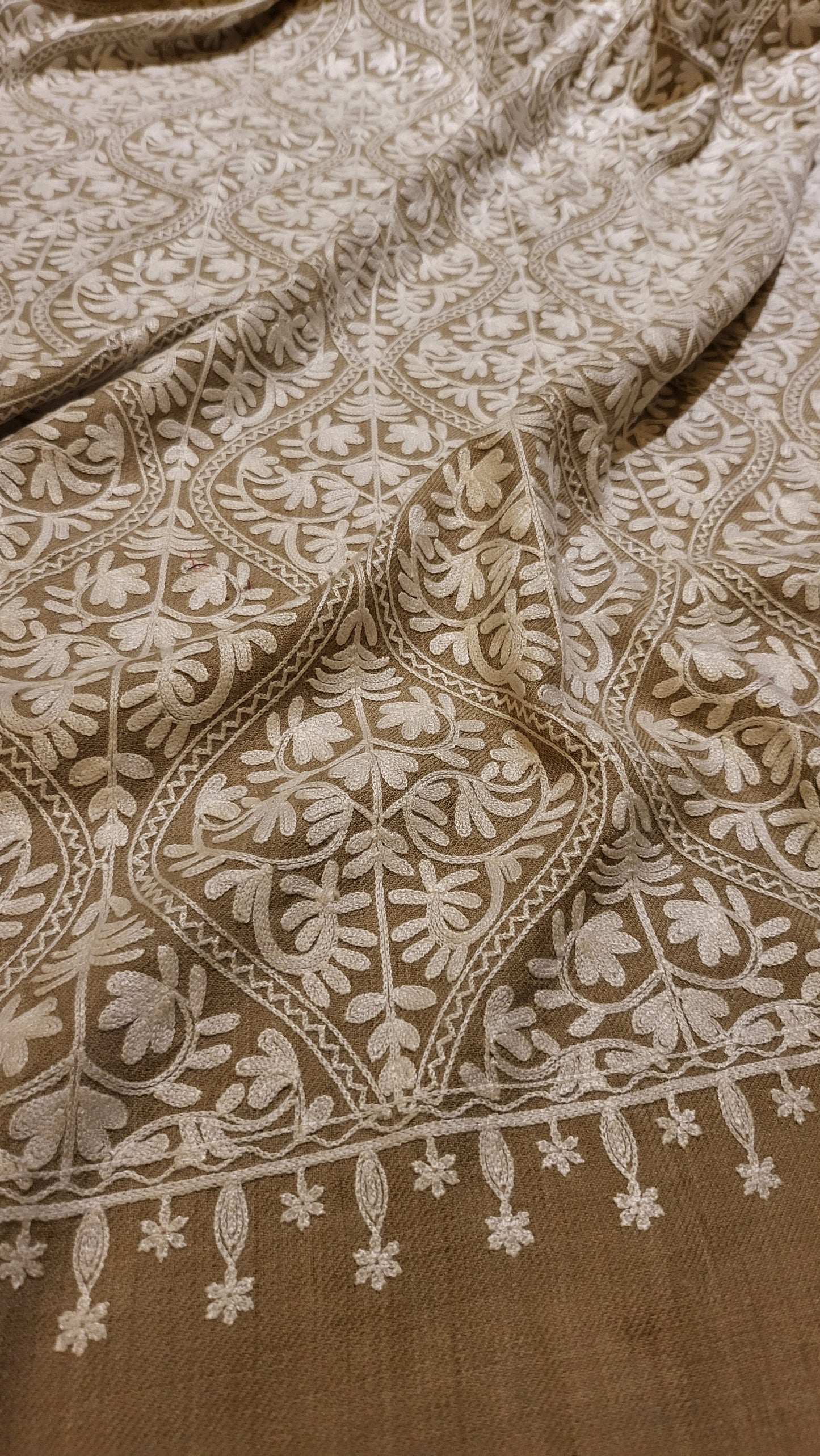 Embroidered shawl : pashmina