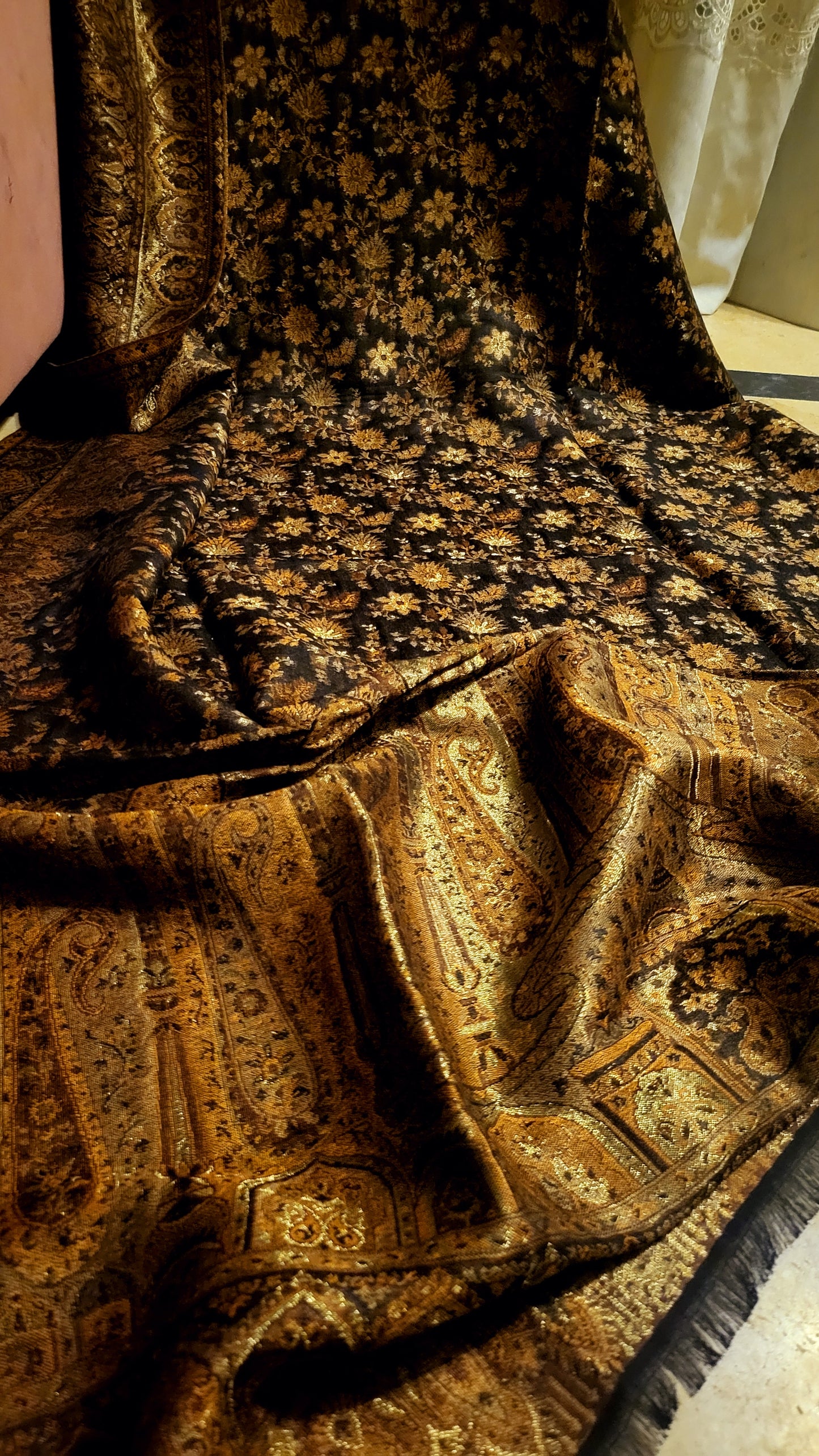 Bold and beautiful : Reversible gandhara kanni