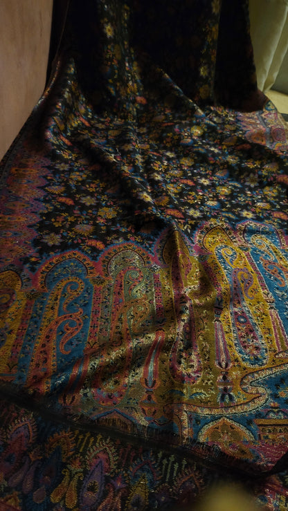 Bold and beautiful : Reversible gandhara kanni