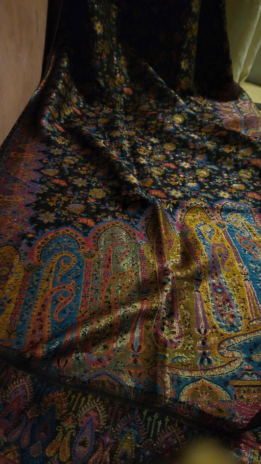 Bold and beautiful : Reversible gandhara kanni