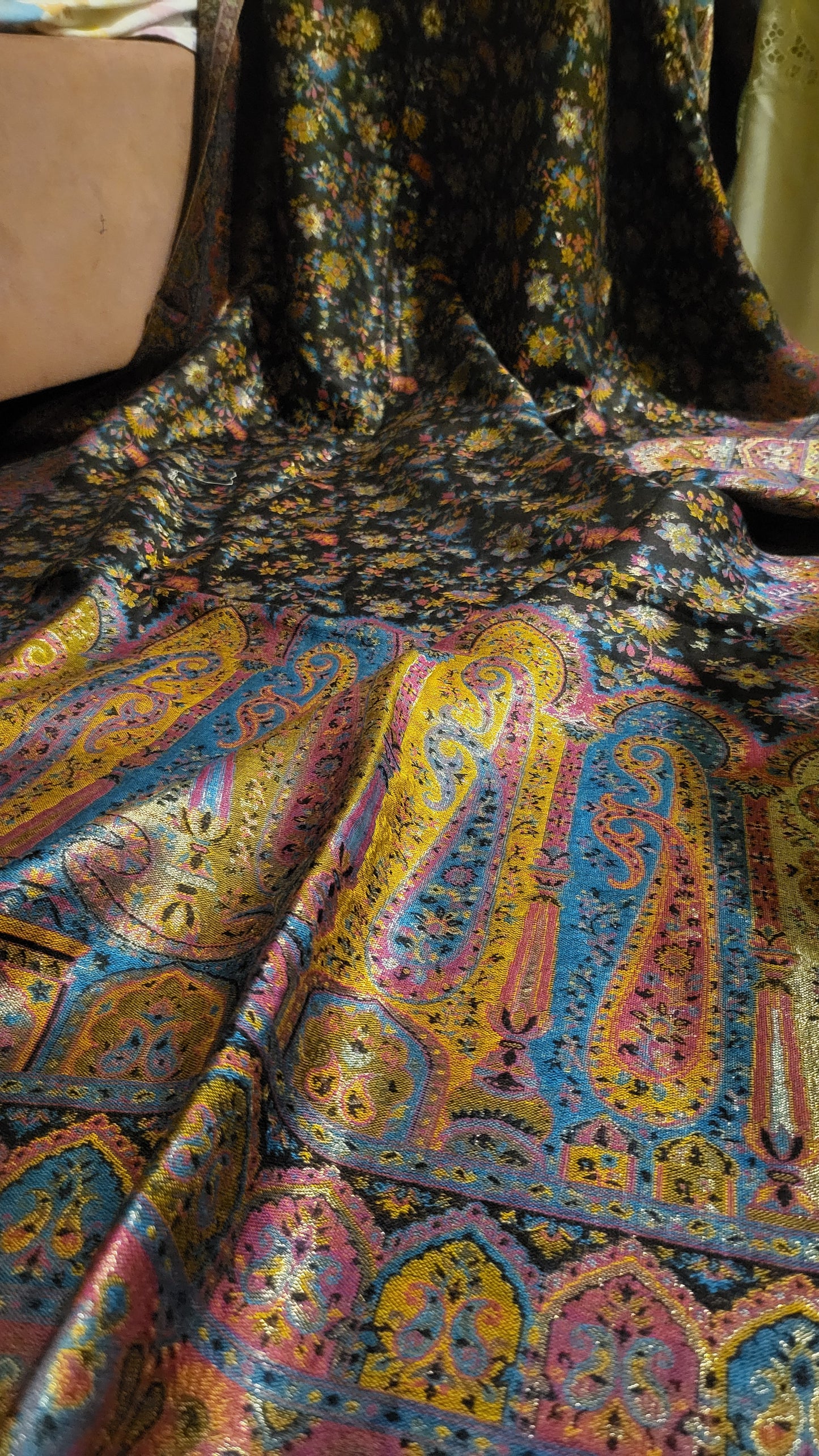 Bold and beautiful : Reversible gandhara kanni