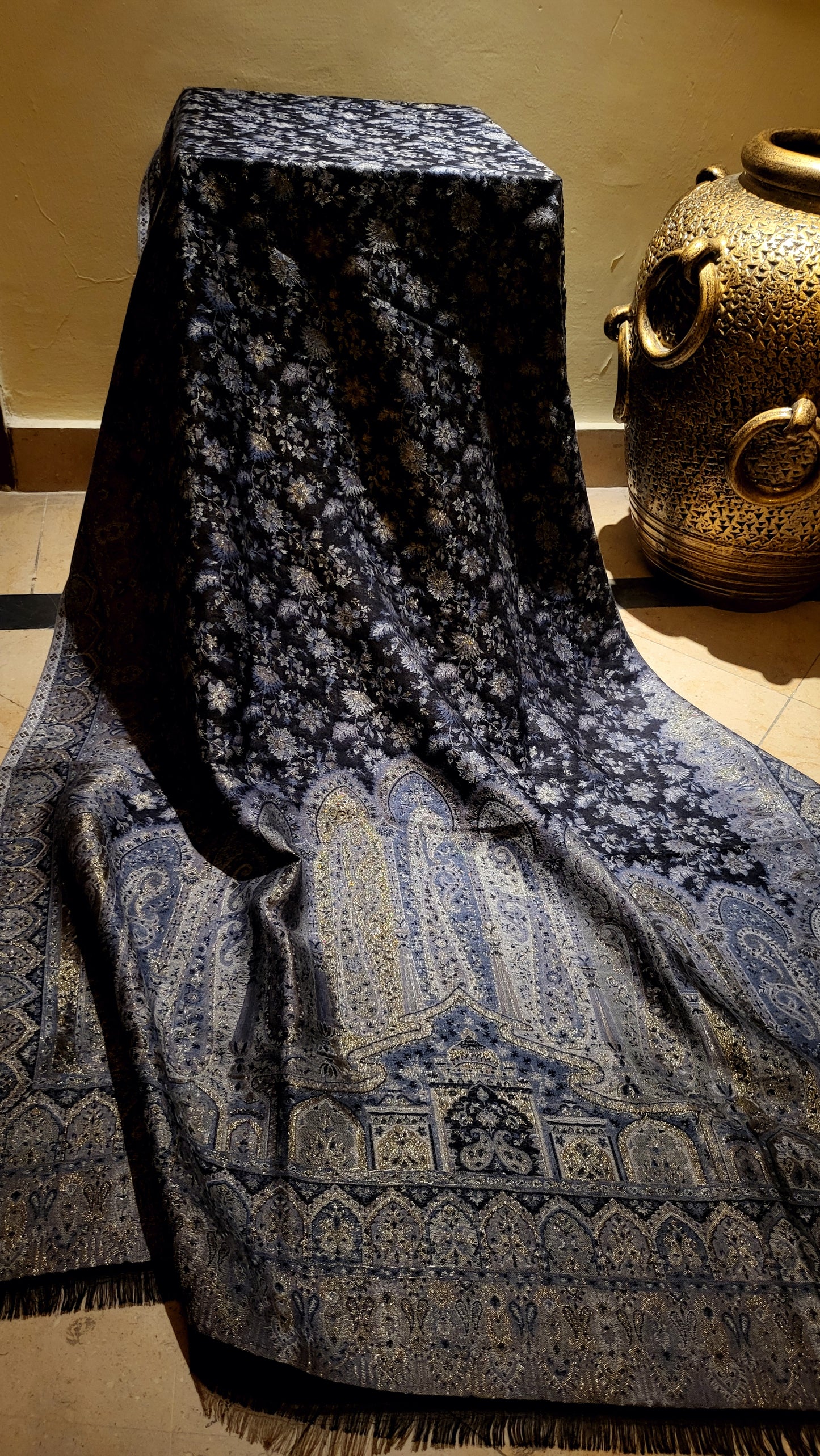 Black and gold : Reversible gandhara moonlight