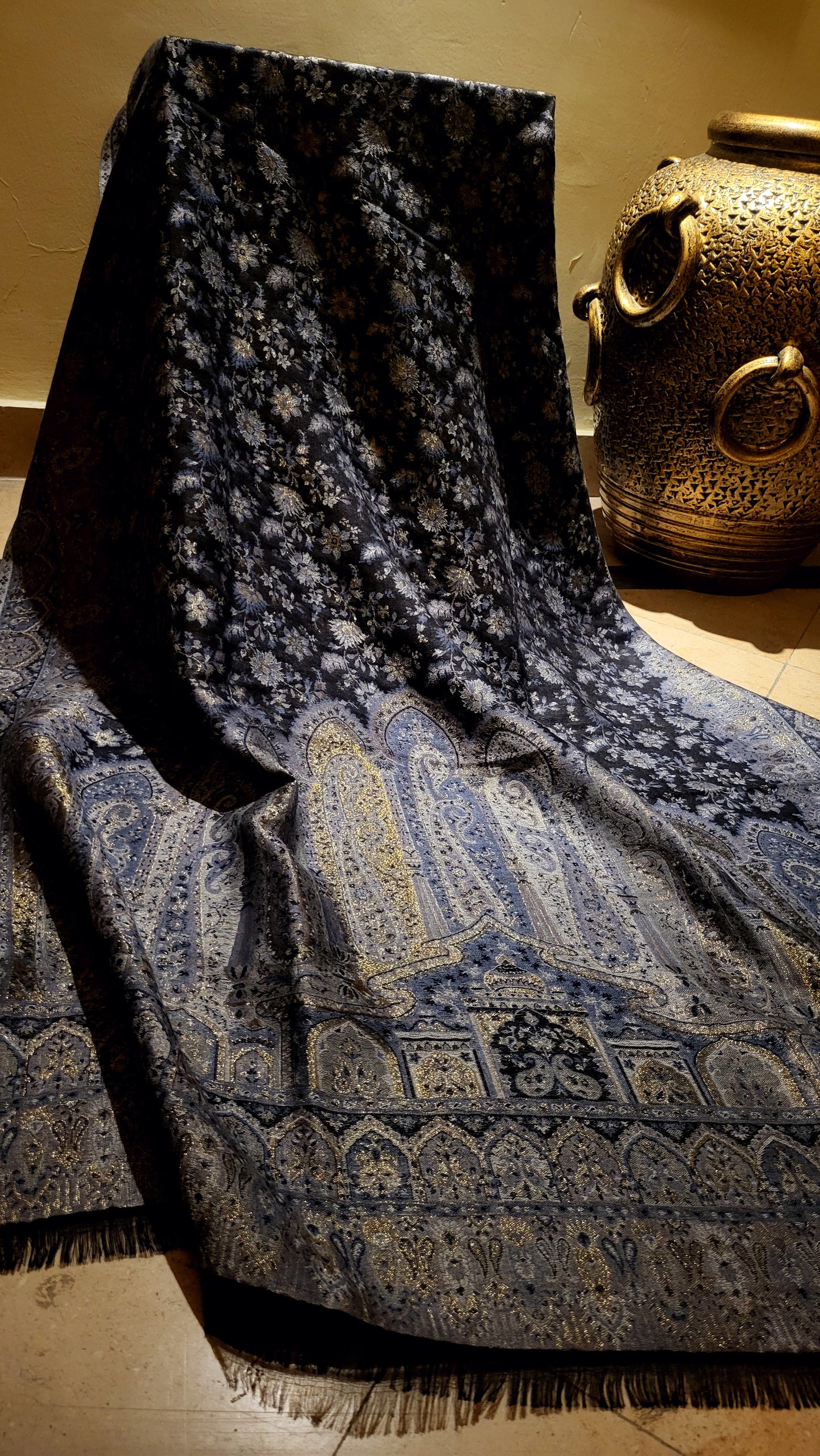 Black and gold : Reversible gandhara moonlight