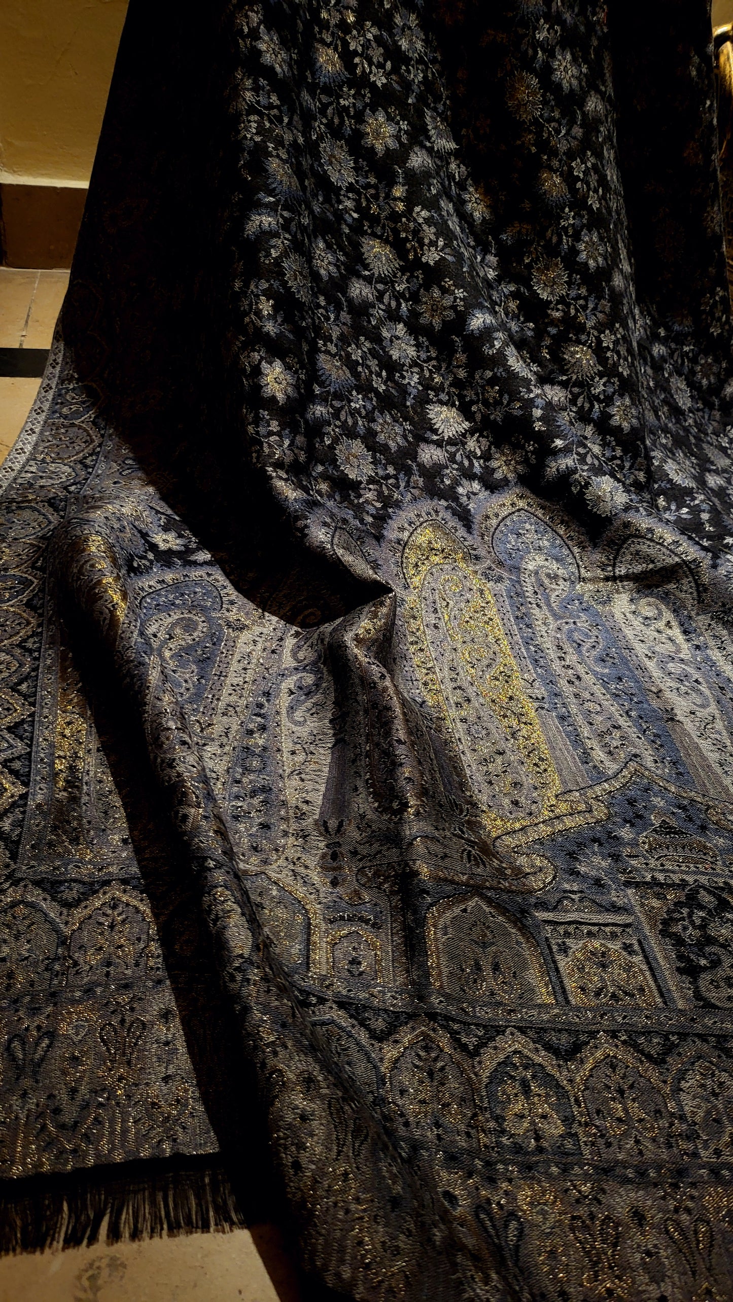 Black and gold : Reversible gandhara moonlight
