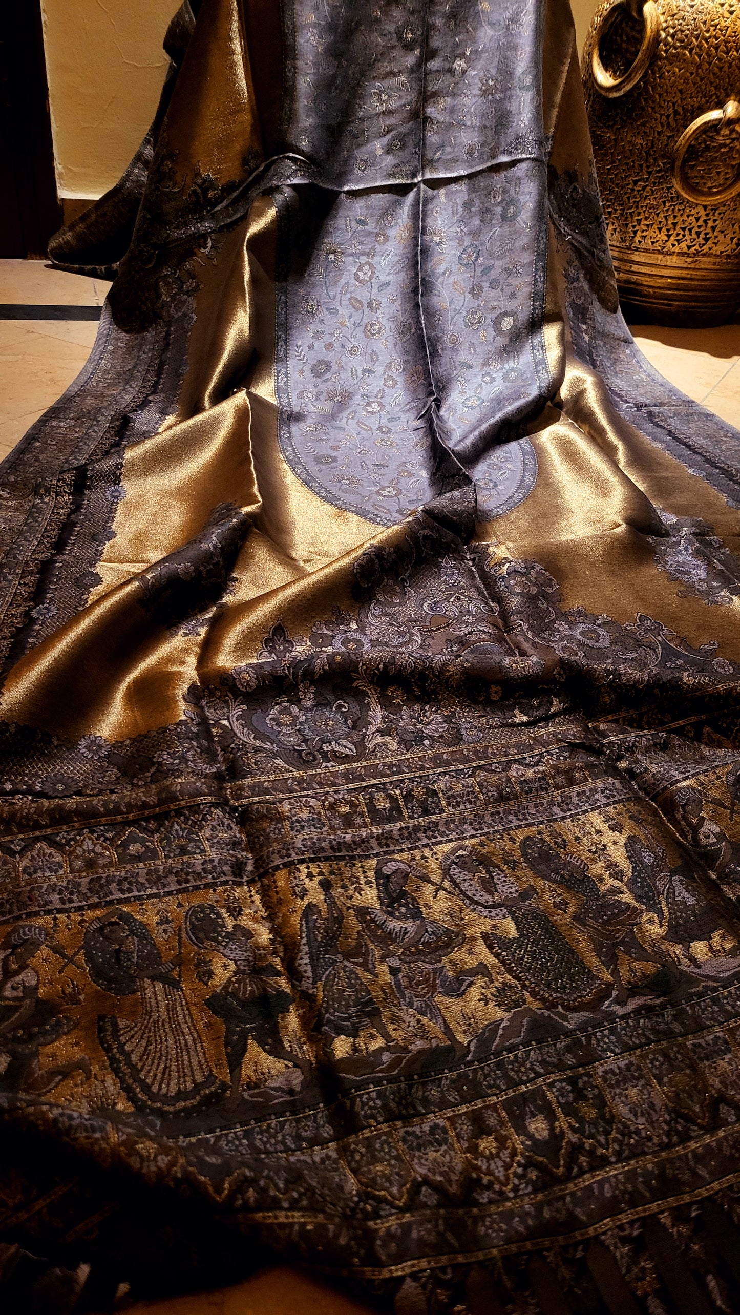 Black and gold : silky moonlight kanni shawl