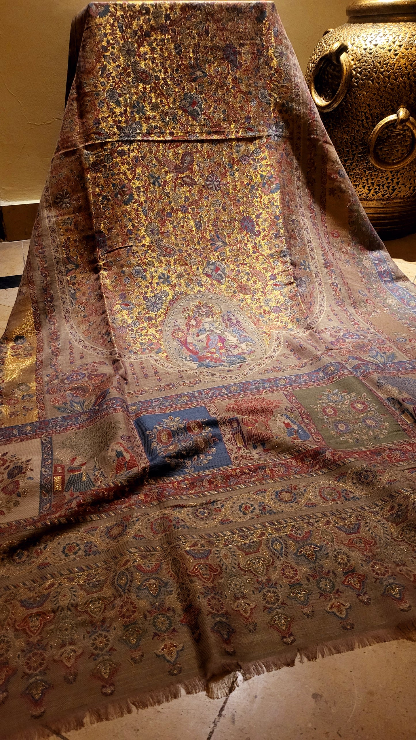 Mughal darbar : pashmina kaani shawl
