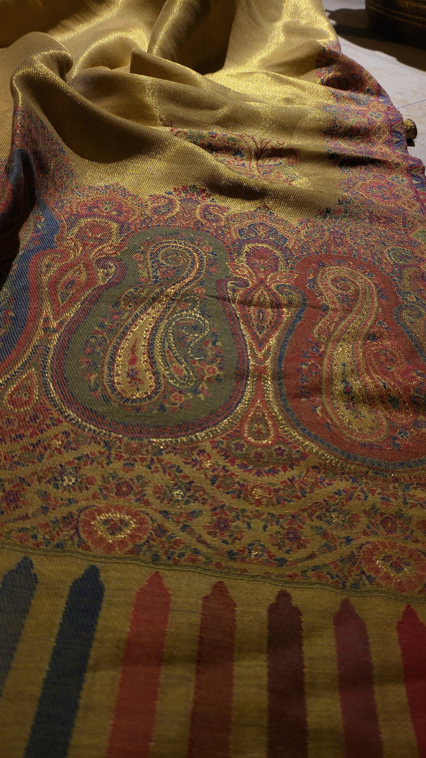 Golden kanni : shawl