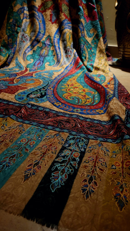 Reelkaar shawl : Embroidered