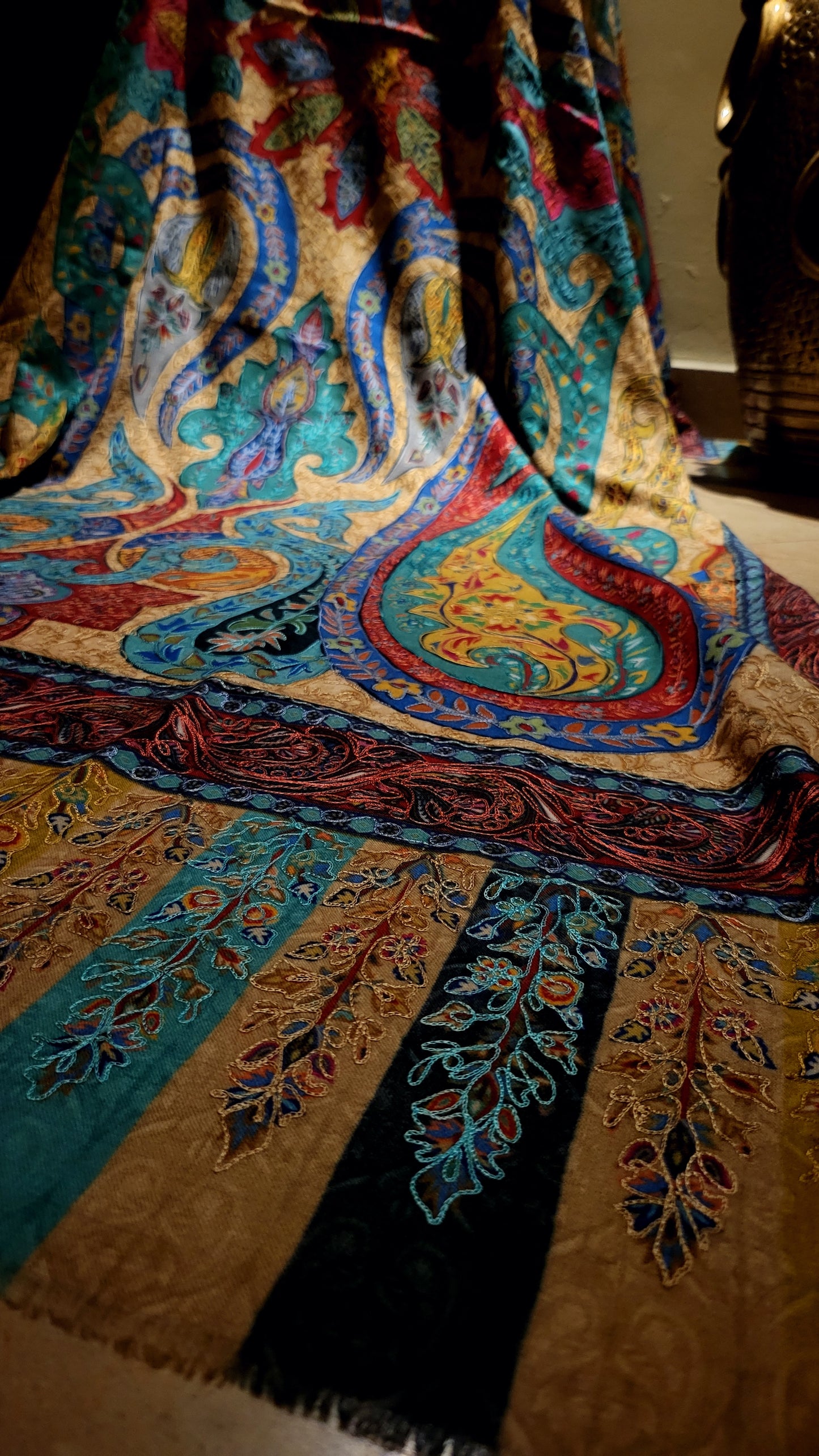 Reelkaar shawl : Embroidered