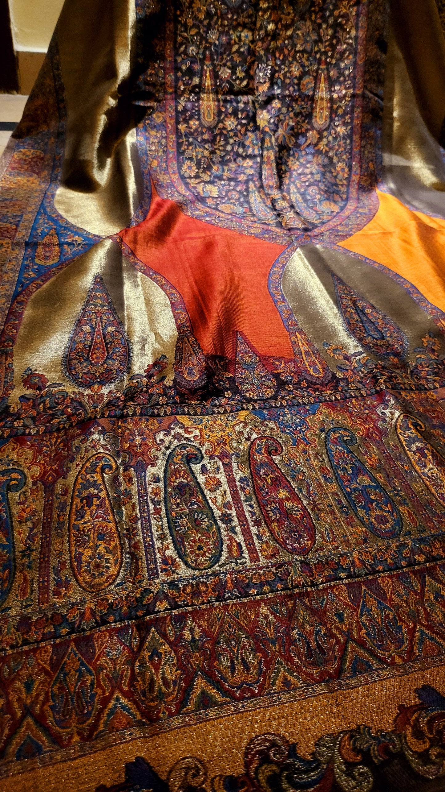 Silky moonlight : Pashmina kaani shawl