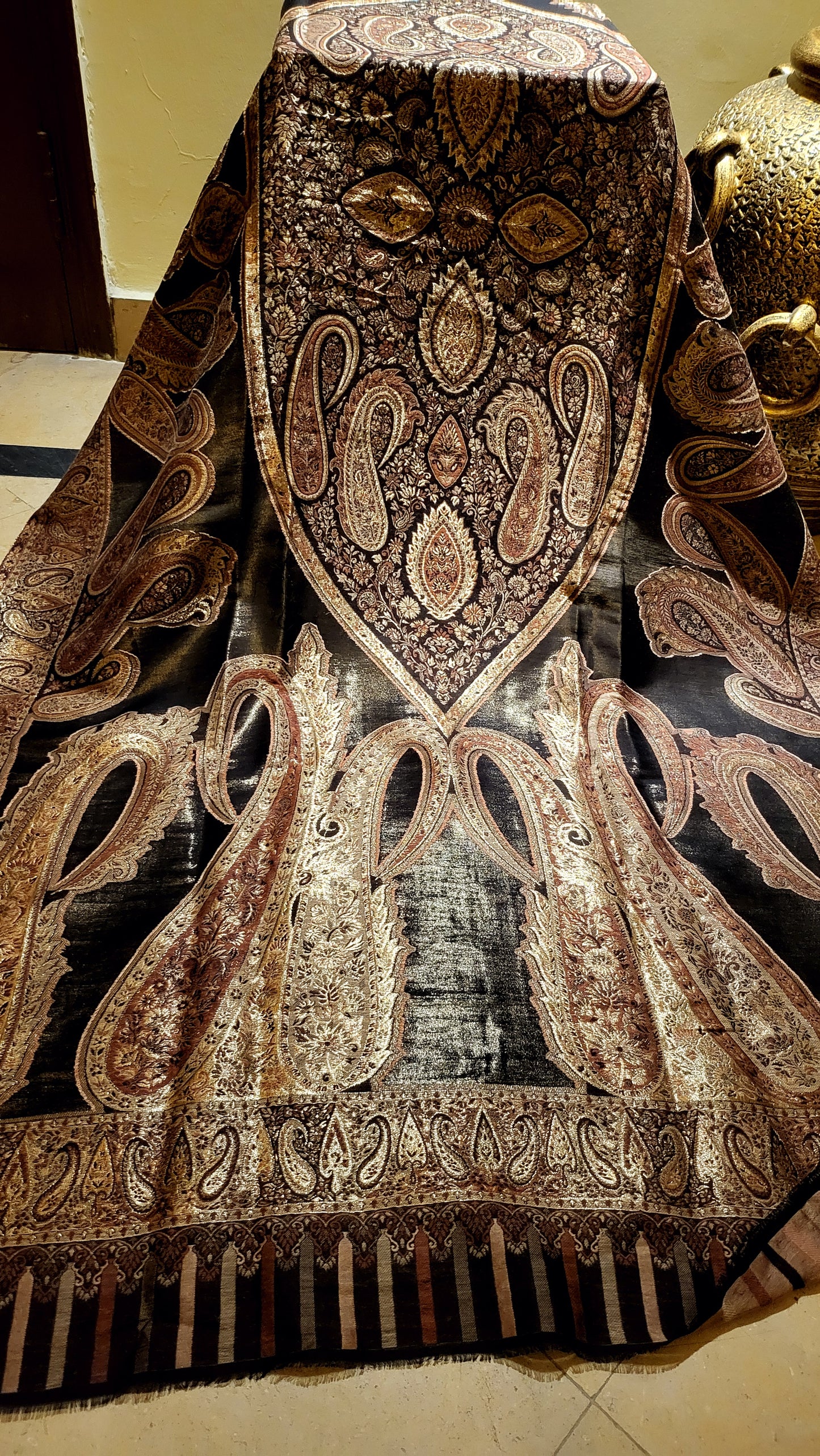 Jodha akbar : Reversible Moonlight shawl