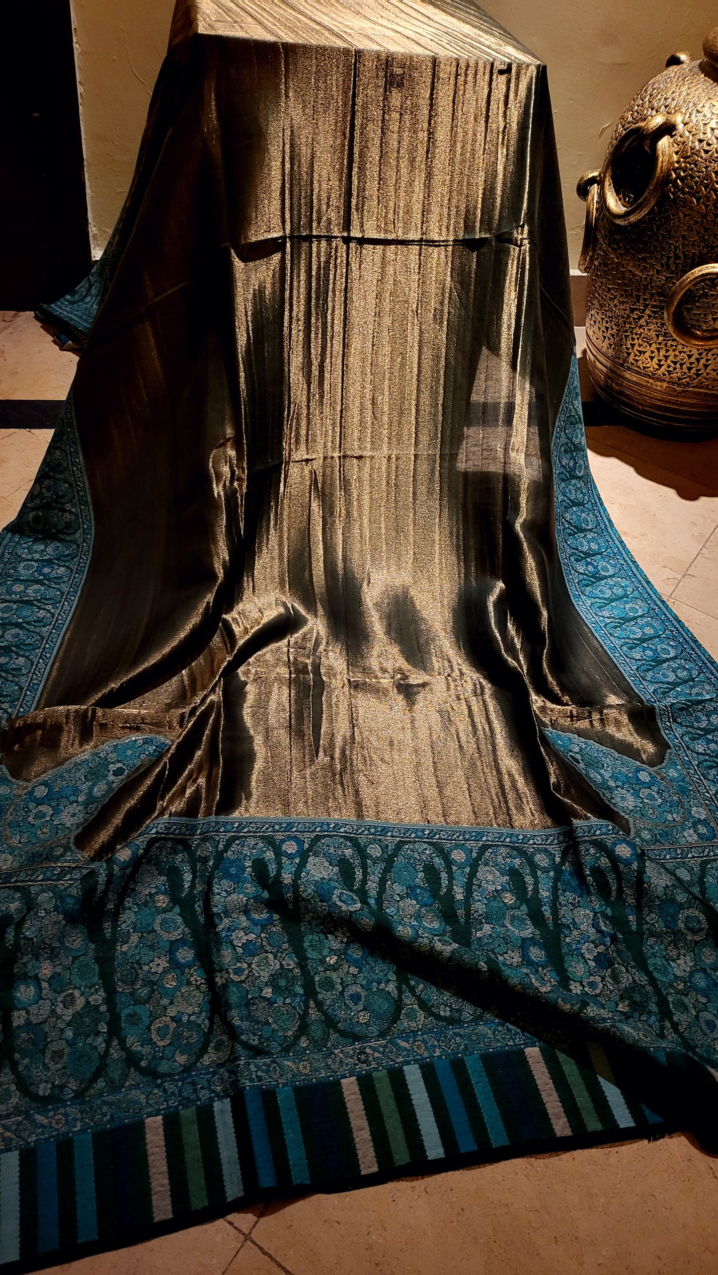 Reversible gandhara : Moonlight shawl