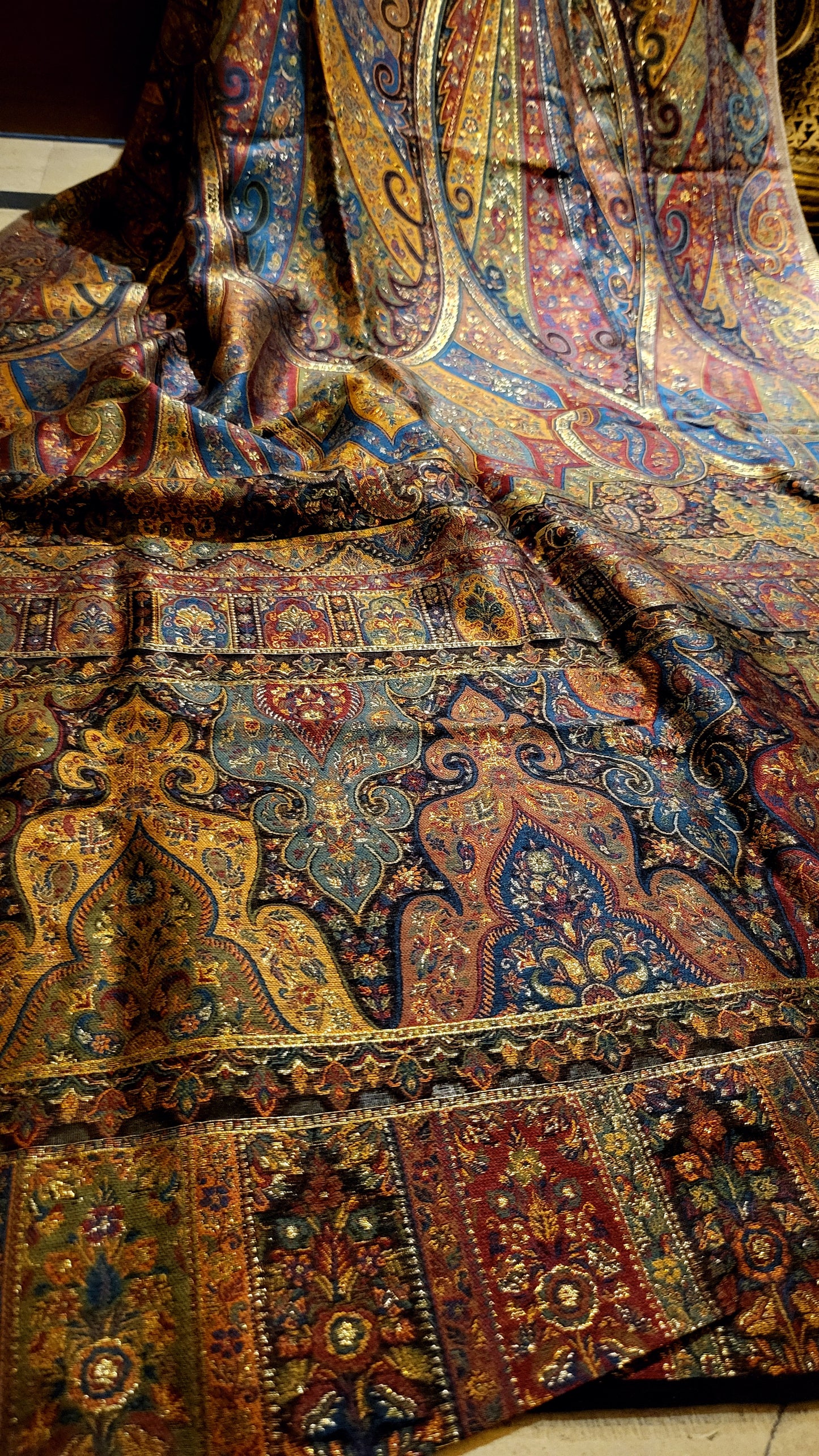 Black paisly: silk kaani dupata