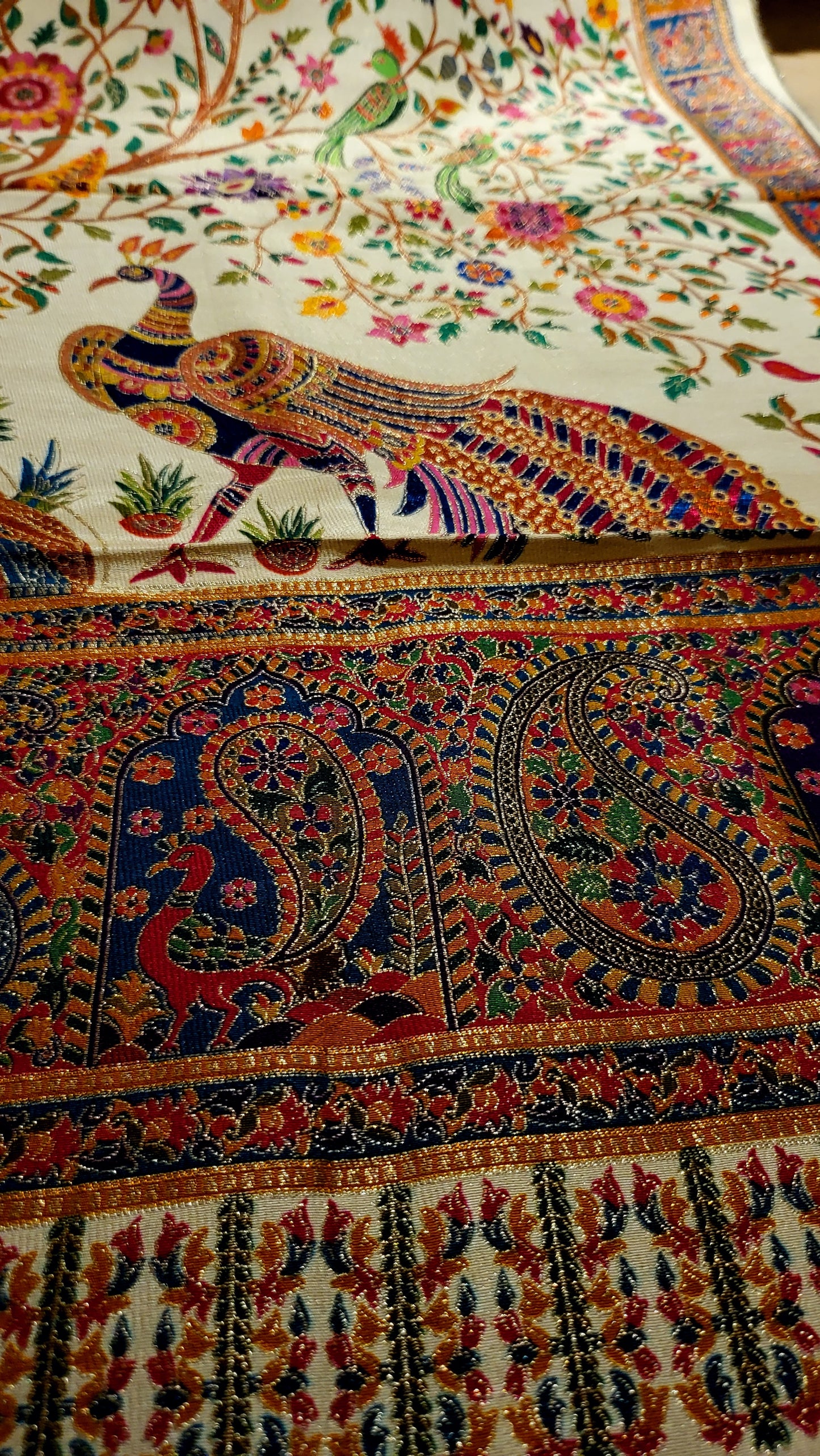 Meena kaari shawl : Reversible silk