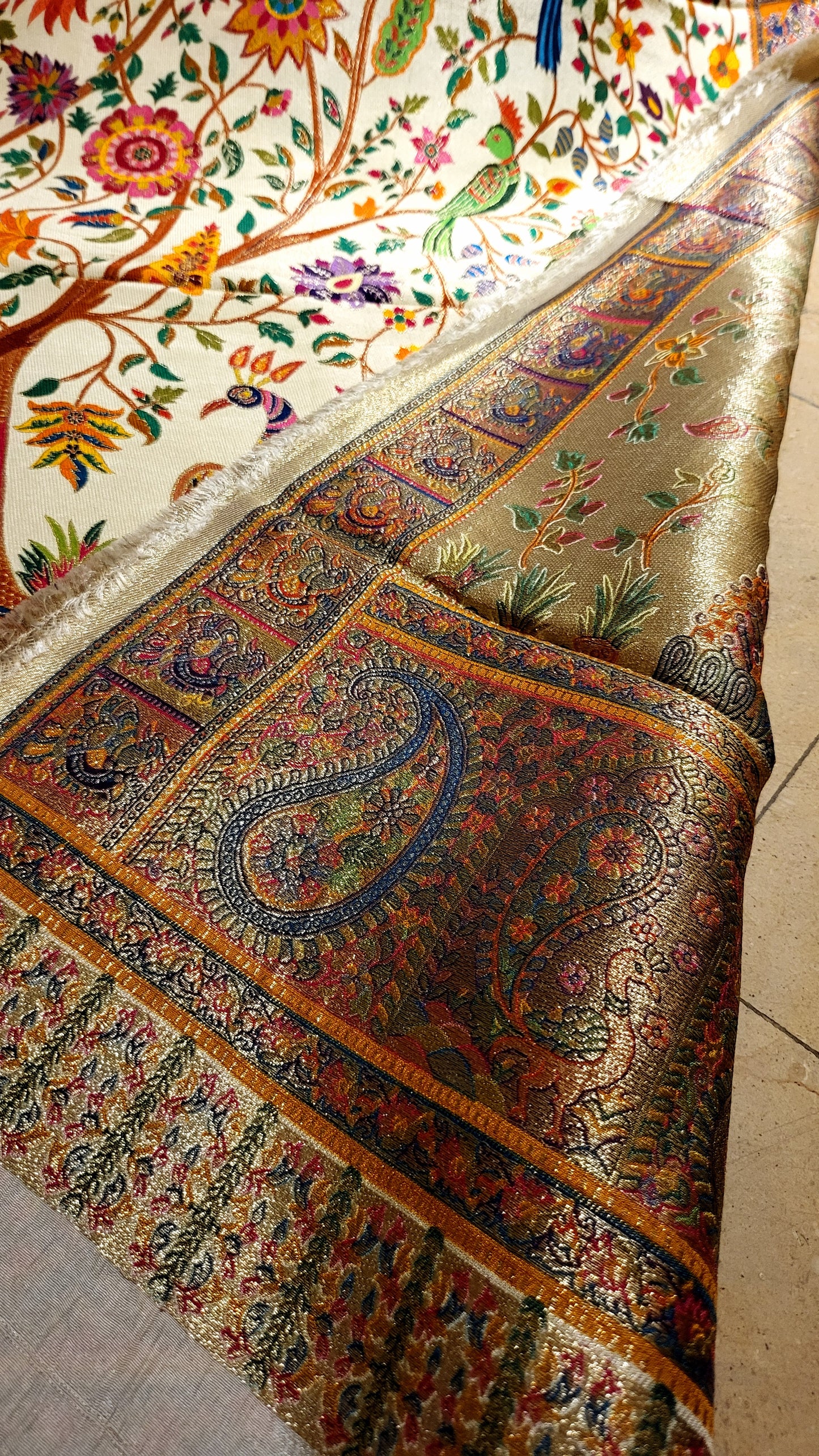 Meena kaari shawl : Reversible silk